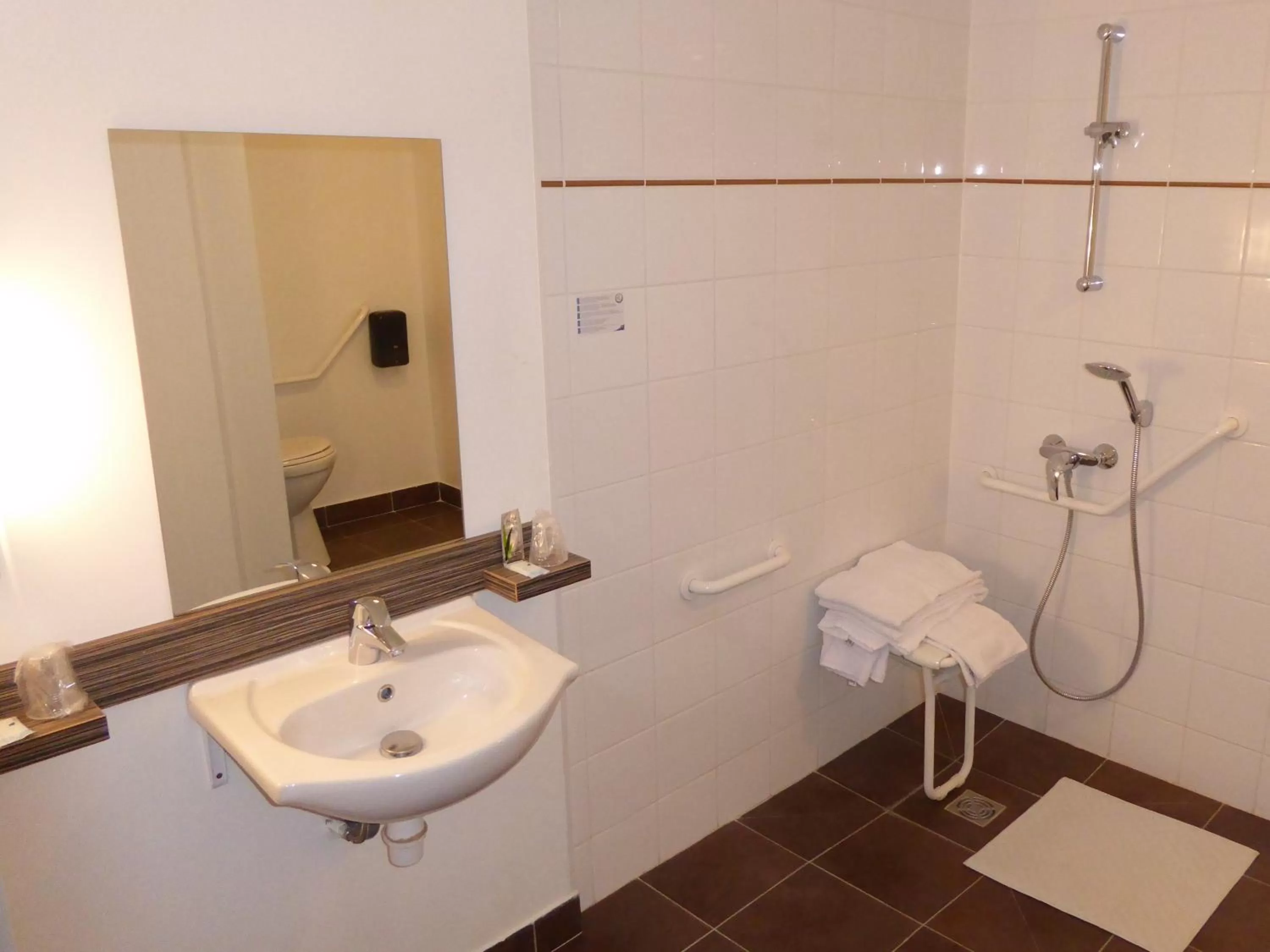 Shower in Hôtel Le Cosy Blois Villebarou