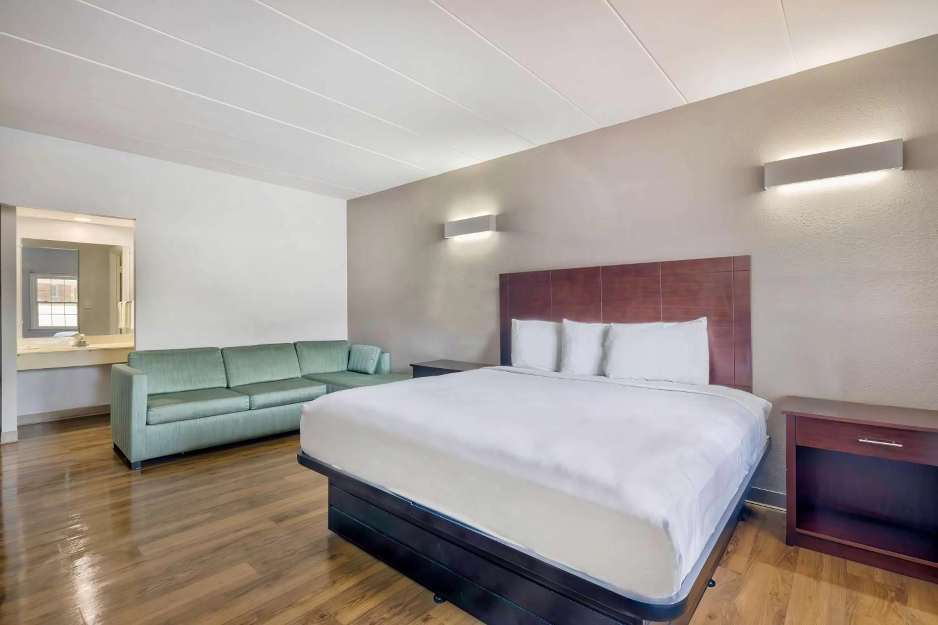 Bedroom, Bed in Motel 6-Falls Church, VA - Arlington Boulevard