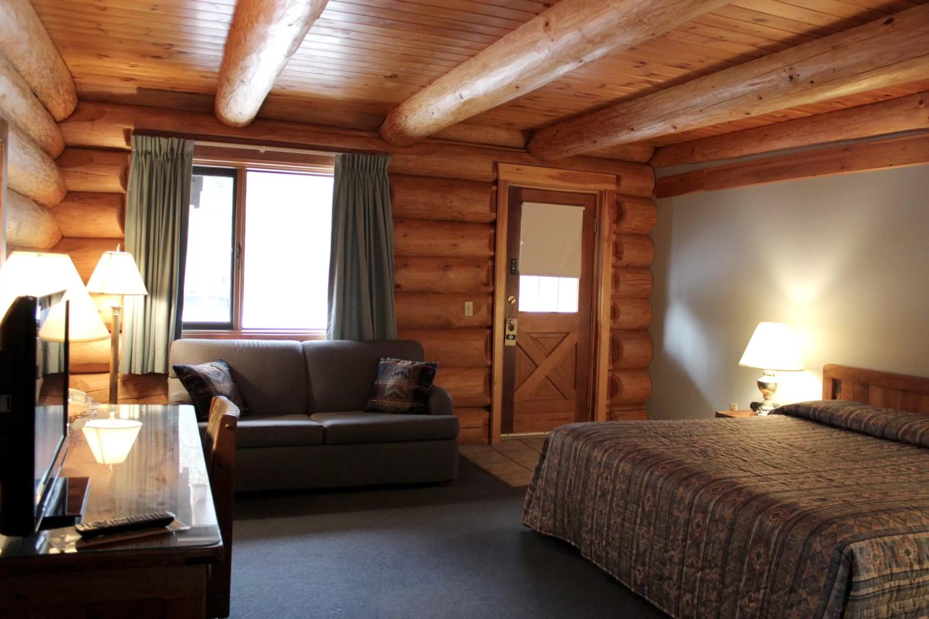 Bed in Nootka Lodge