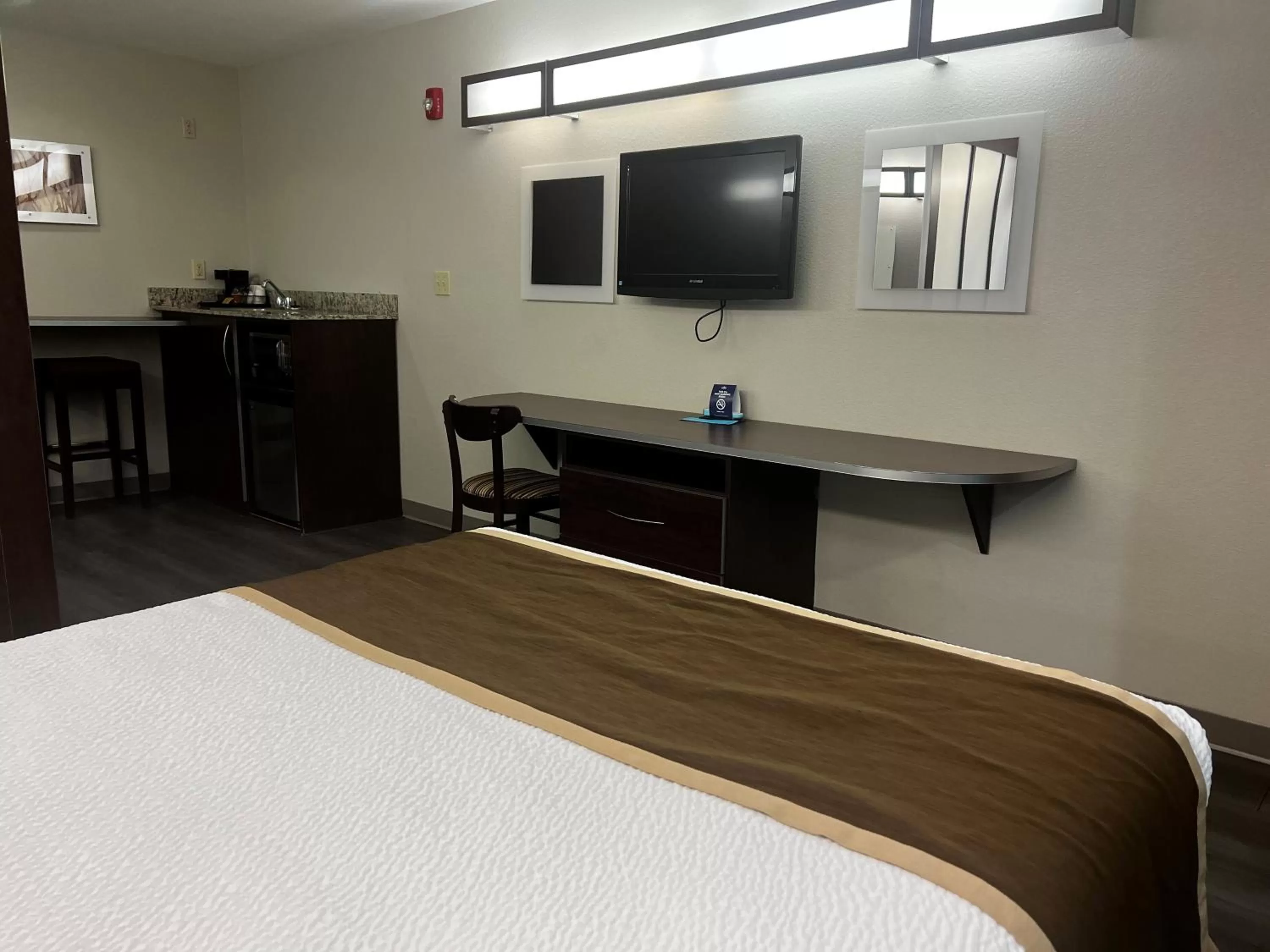 TV and multimedia, Bed in Microtel Inn & Suites by Wyndham Pearl River/Slidell