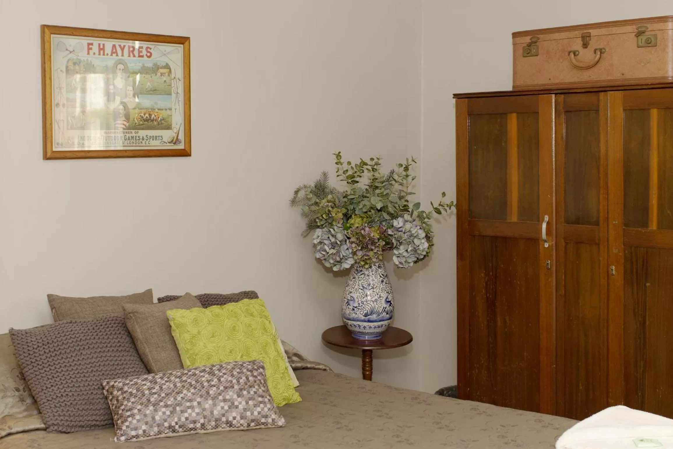 Bedroom in Southern Railway Hotel Goulburn