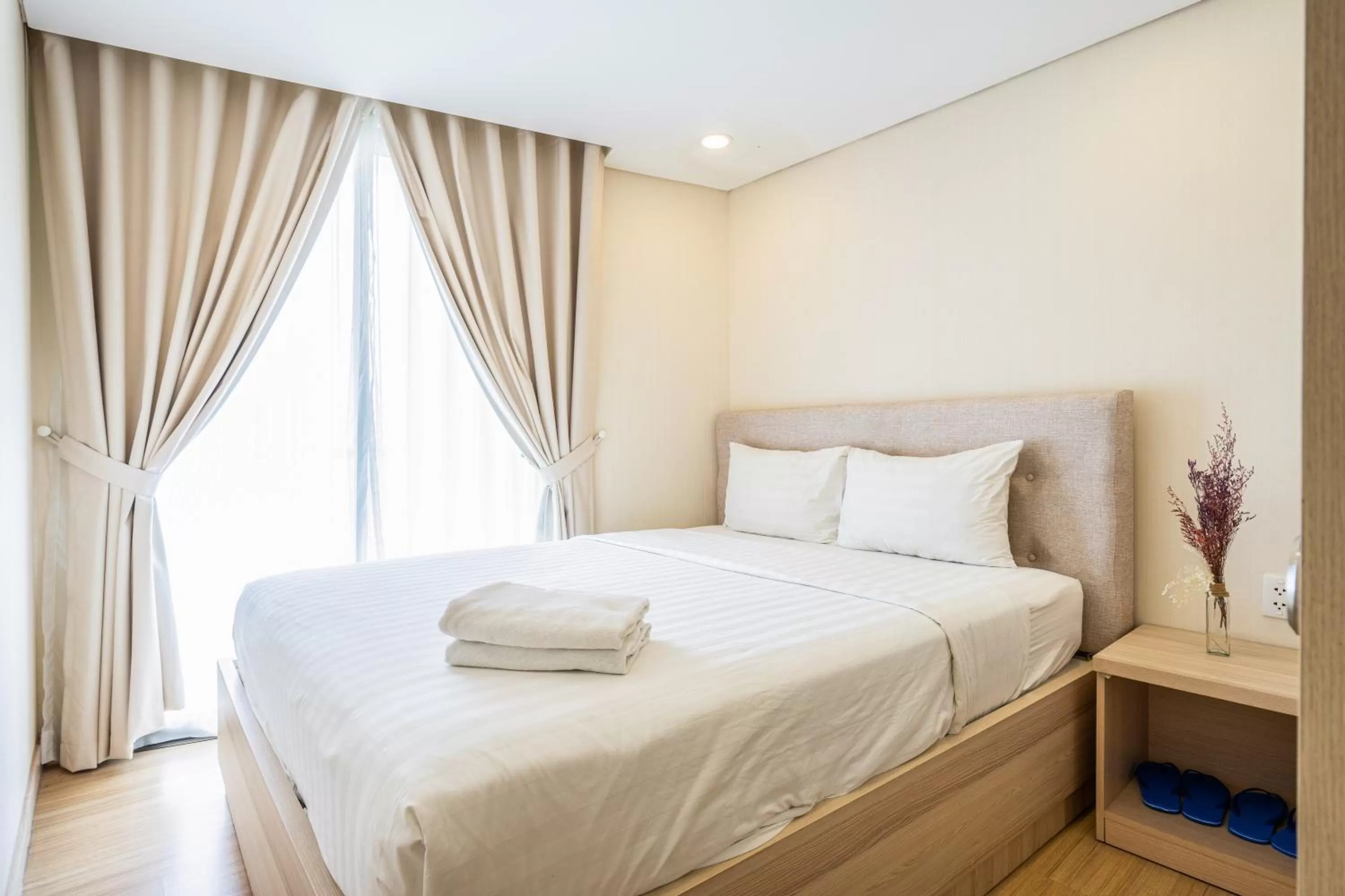 Bed in Luxy Park Hotel & Apartments - Notre Dame
