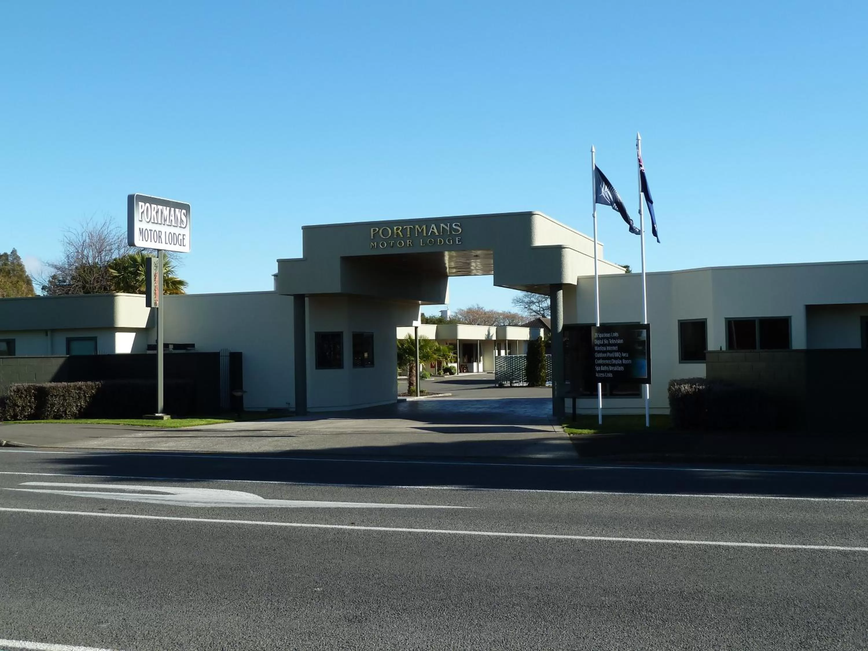 Facade/entrance in Portmans Motor Lodge