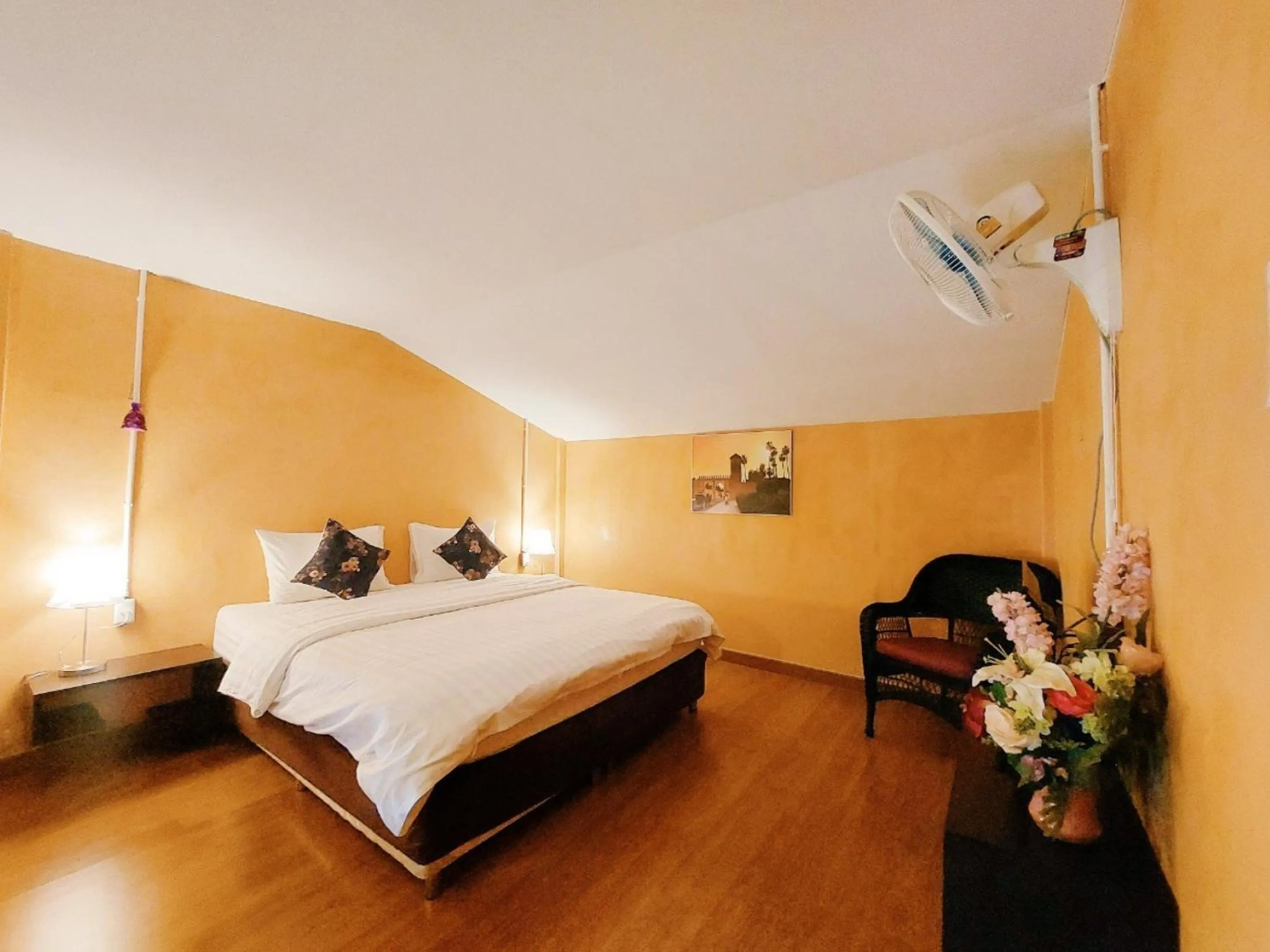 Bed in Retro Box Hotel Chumphon