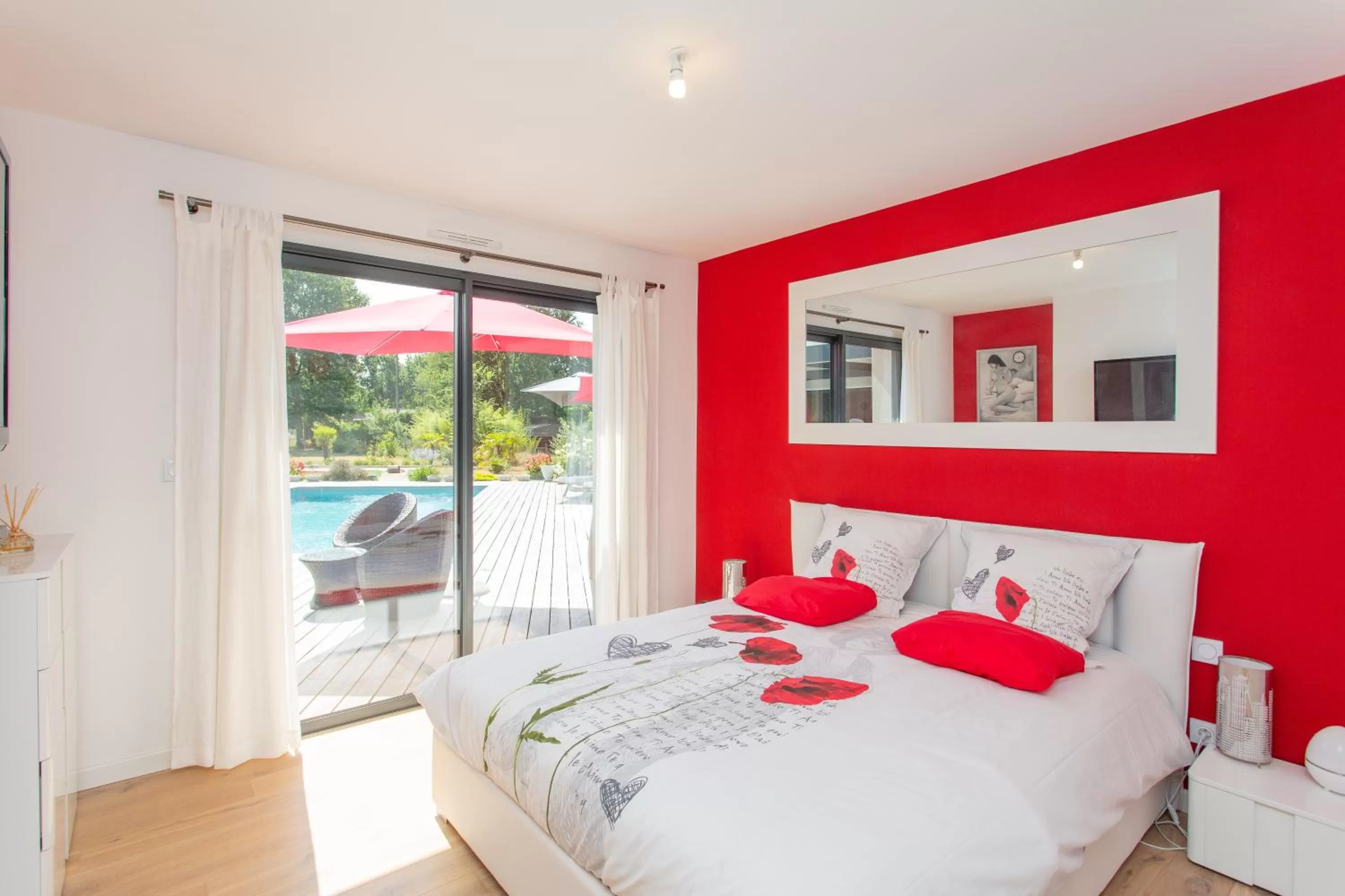 Bedroom, Bed in Dune et Coquelicot