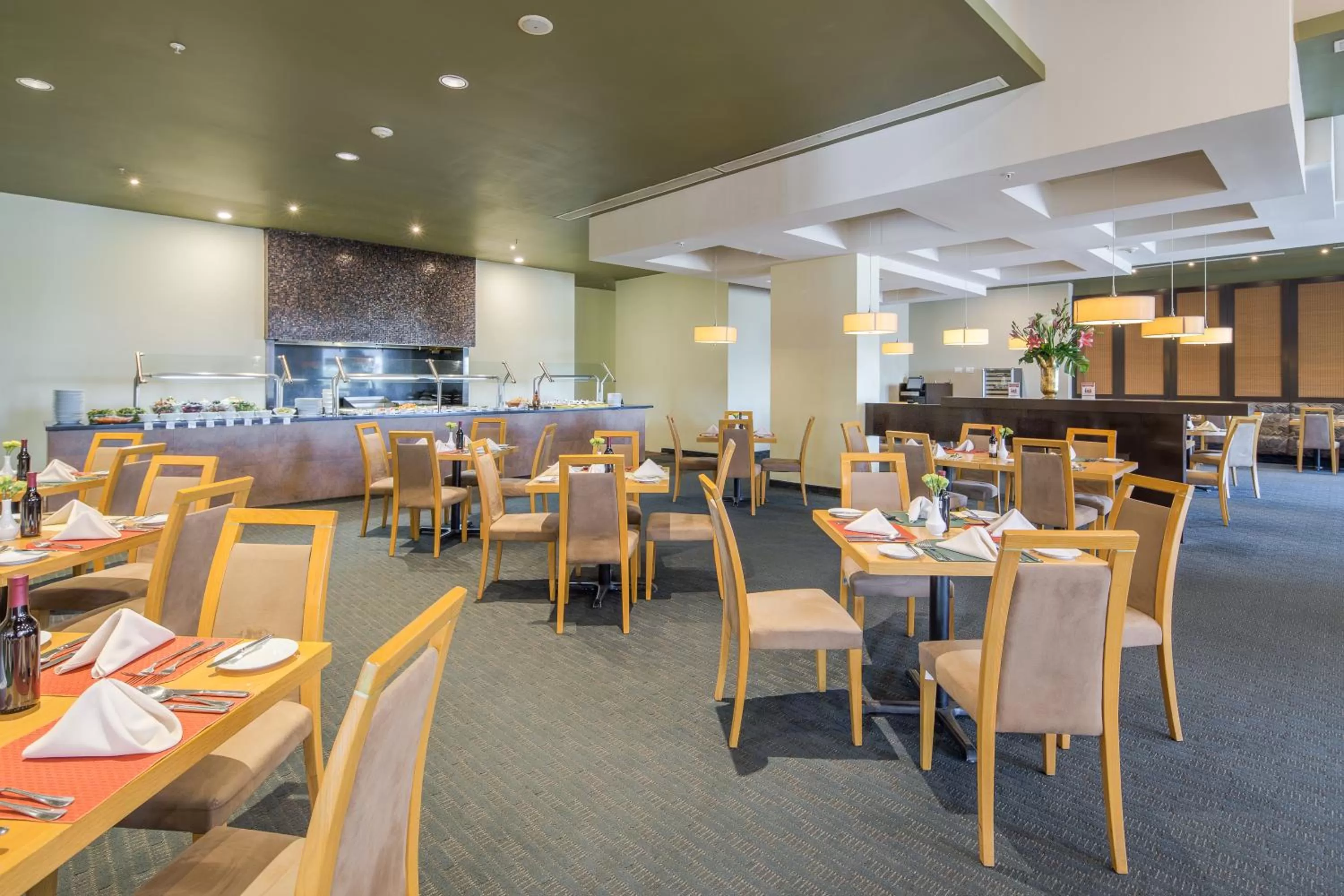 Restaurant/places to eat in Crowne Plaza Monterrey Aeropuerto by IHG