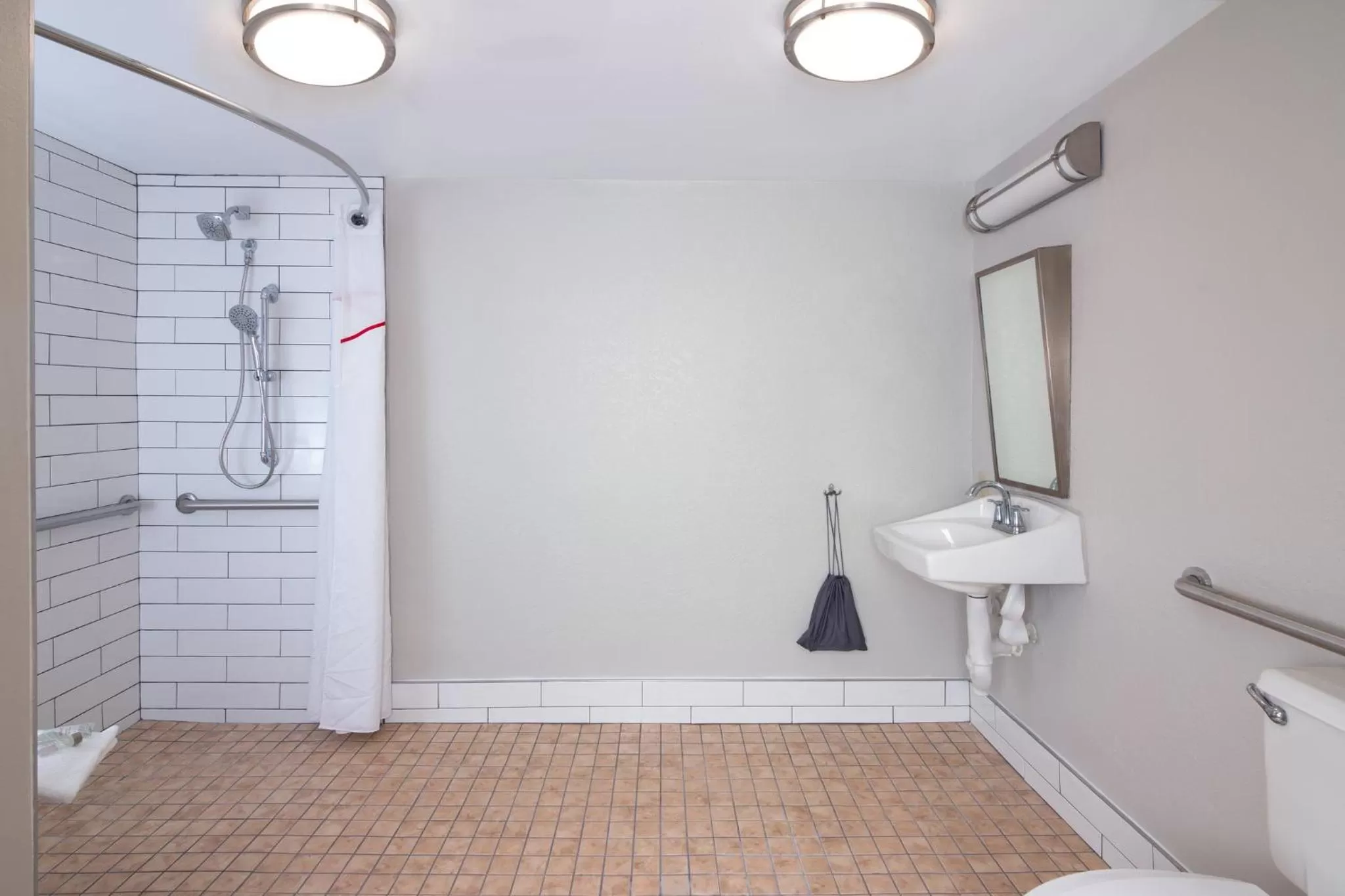 Bathroom in Red Roof PLUS Miami Airport