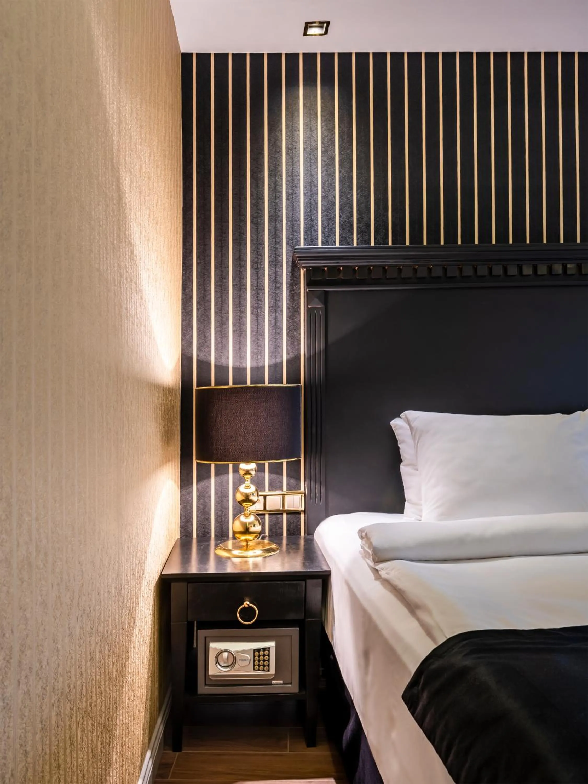 Bed in Golden Gate Hotel Topkapı