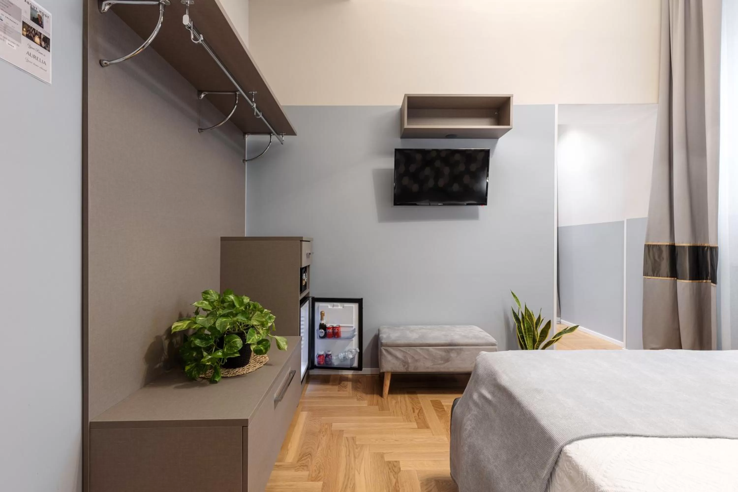 Bed, TV/Entertainment Center in Suites Romae Rex