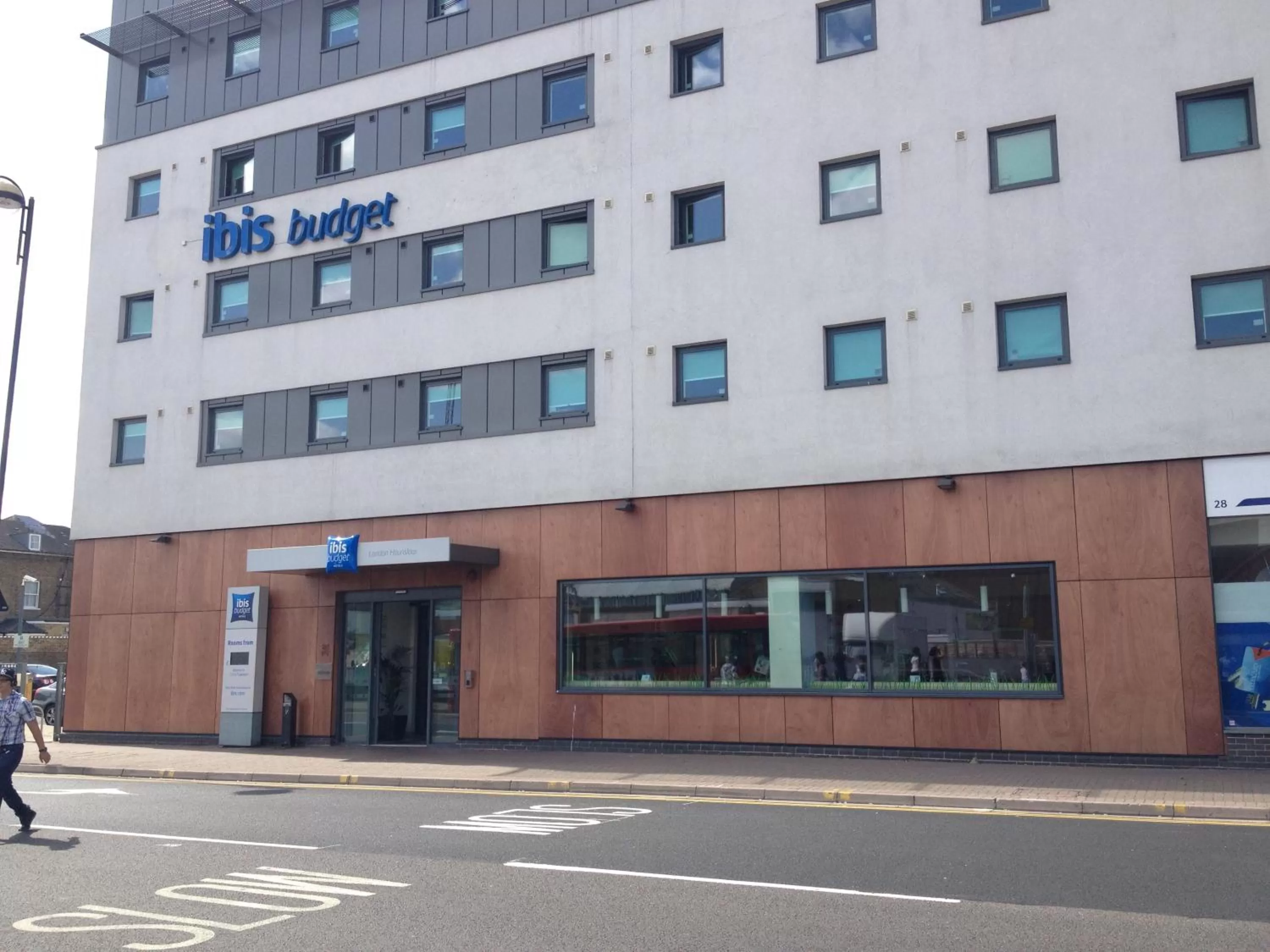 Facade/entrance in ibis budget London Hounslow