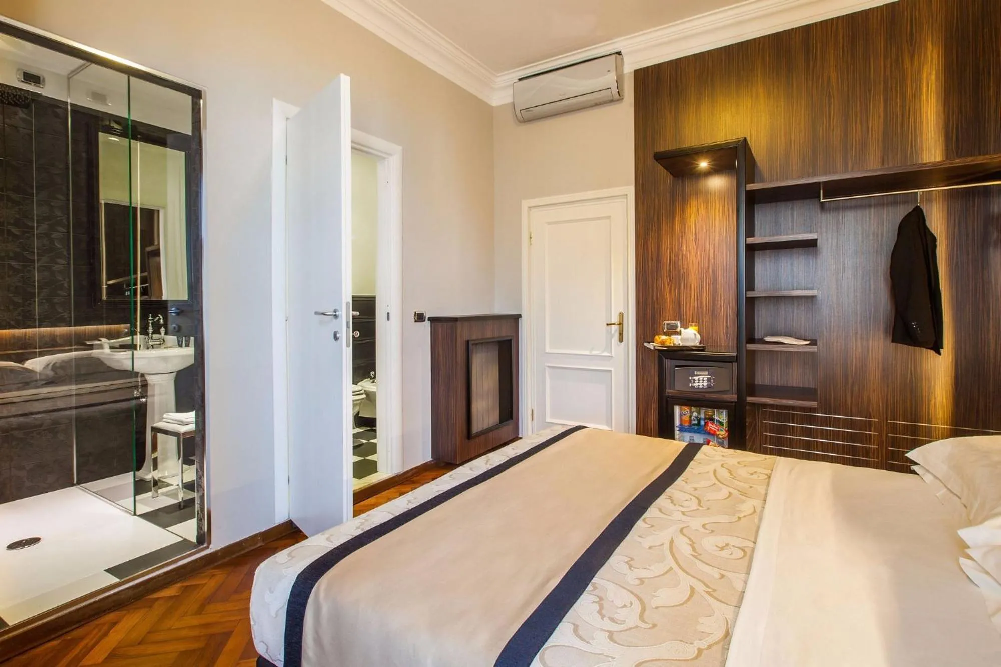 Bed in Hotel Lombardia