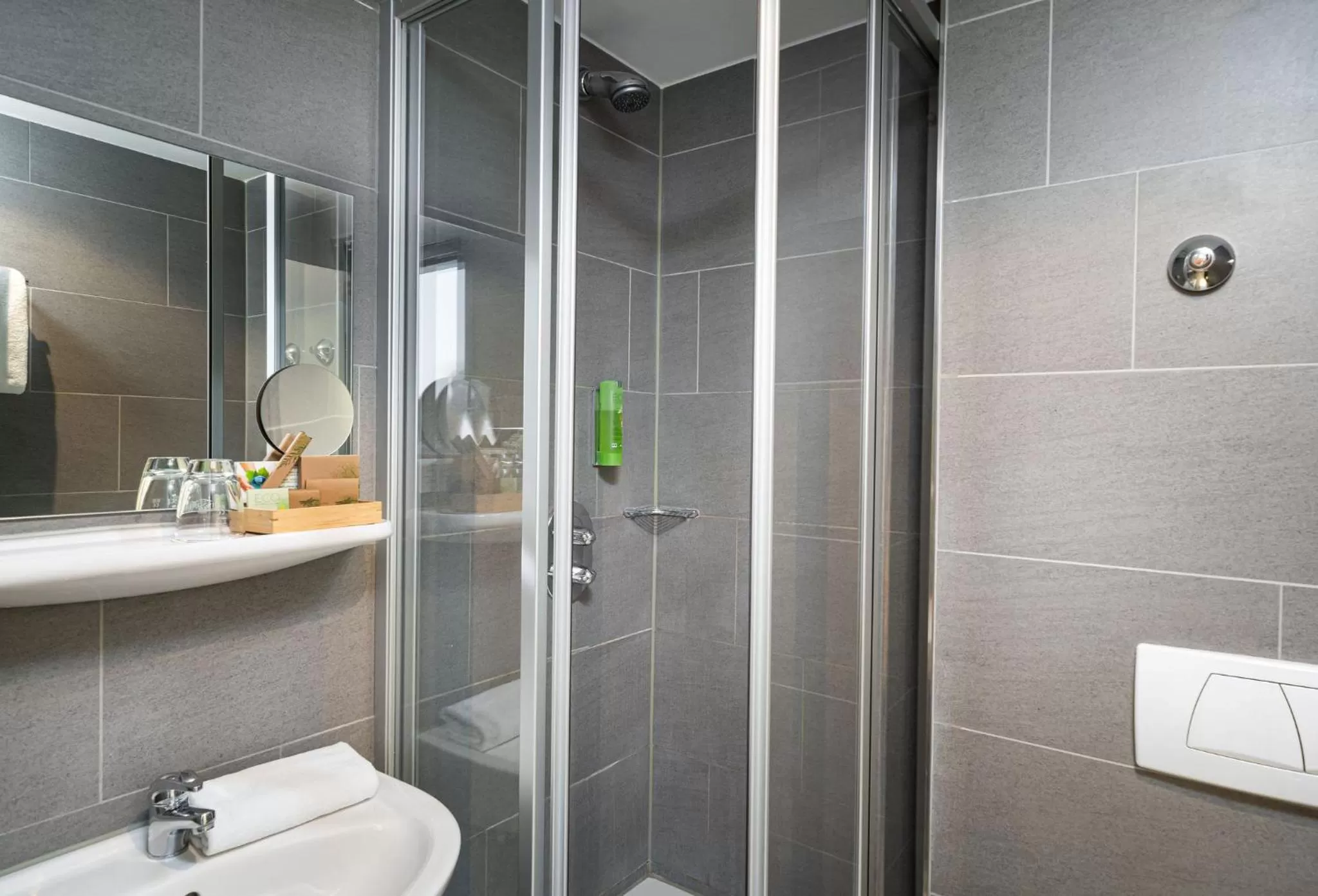 Bathroom in mainhaus Stadthotel Frankfurt