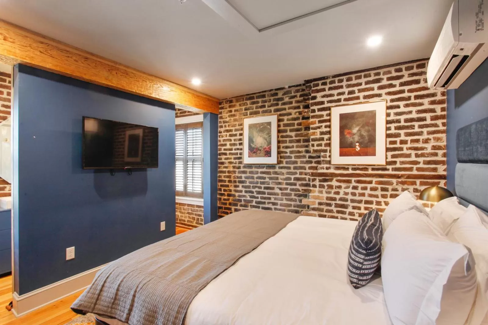 Bed in The Present Hotel