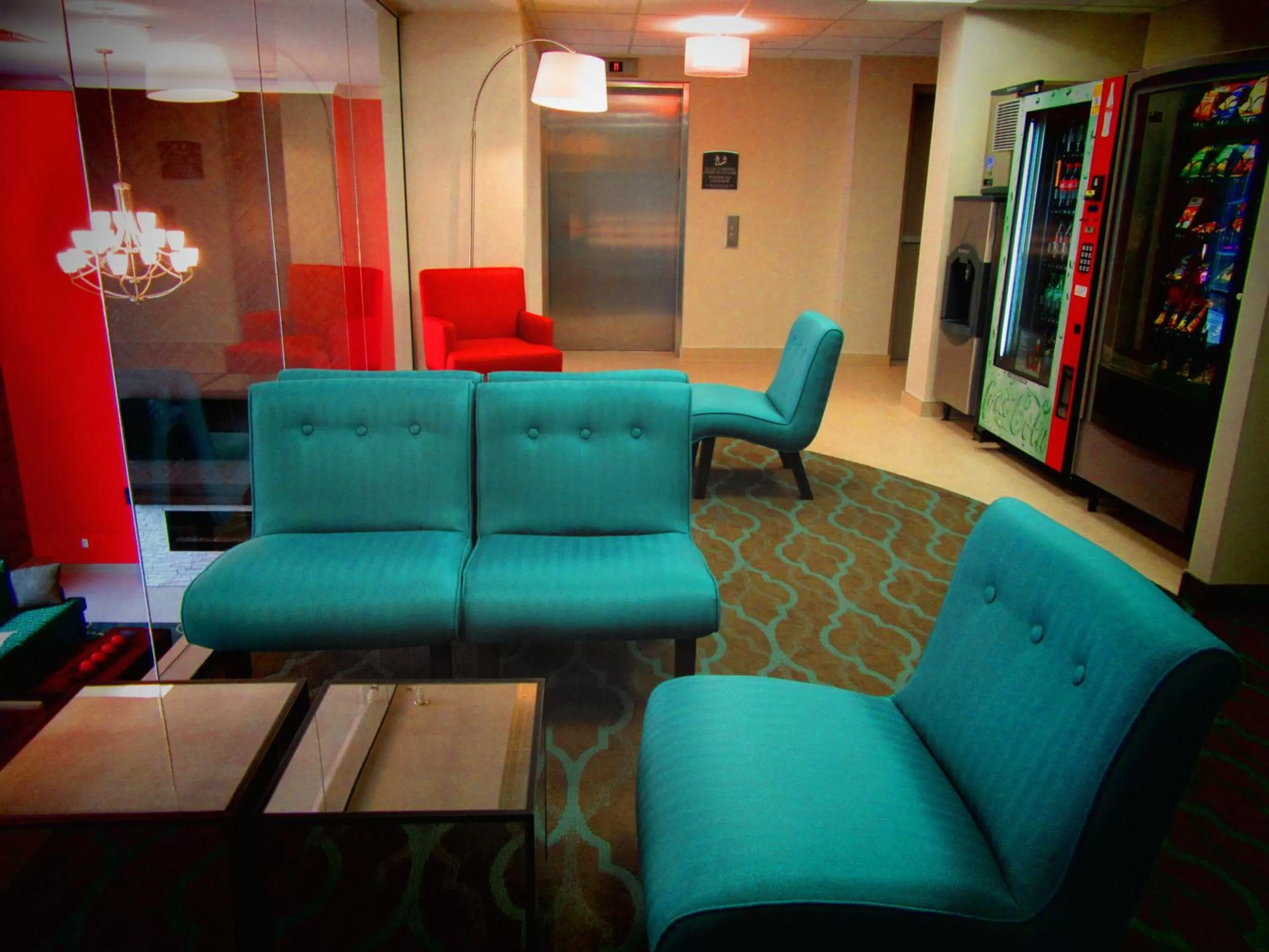 Living room in Best Western Plus Hotel Montreal