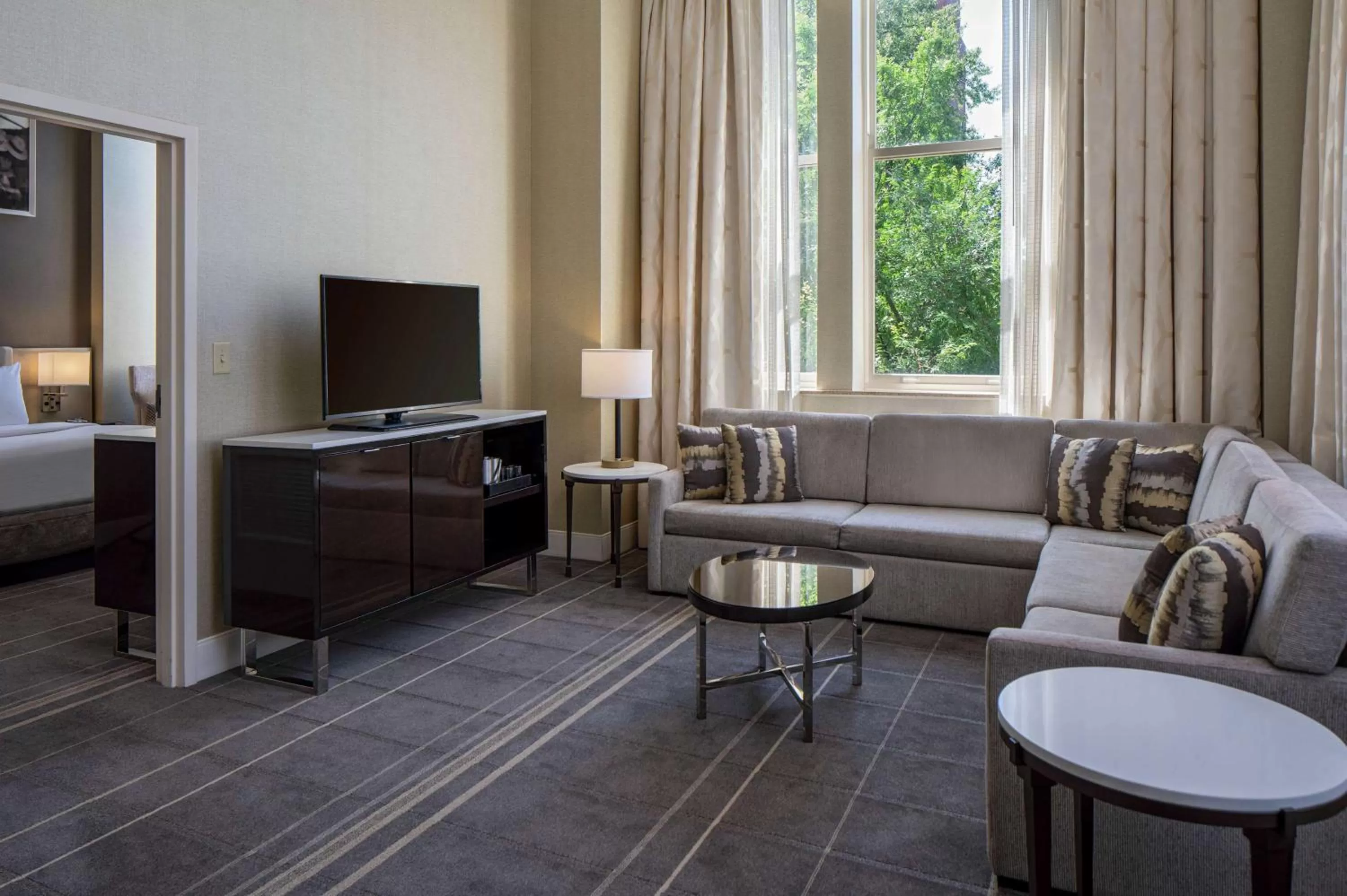 Living room, Bed in Hilton Richmond Downtown