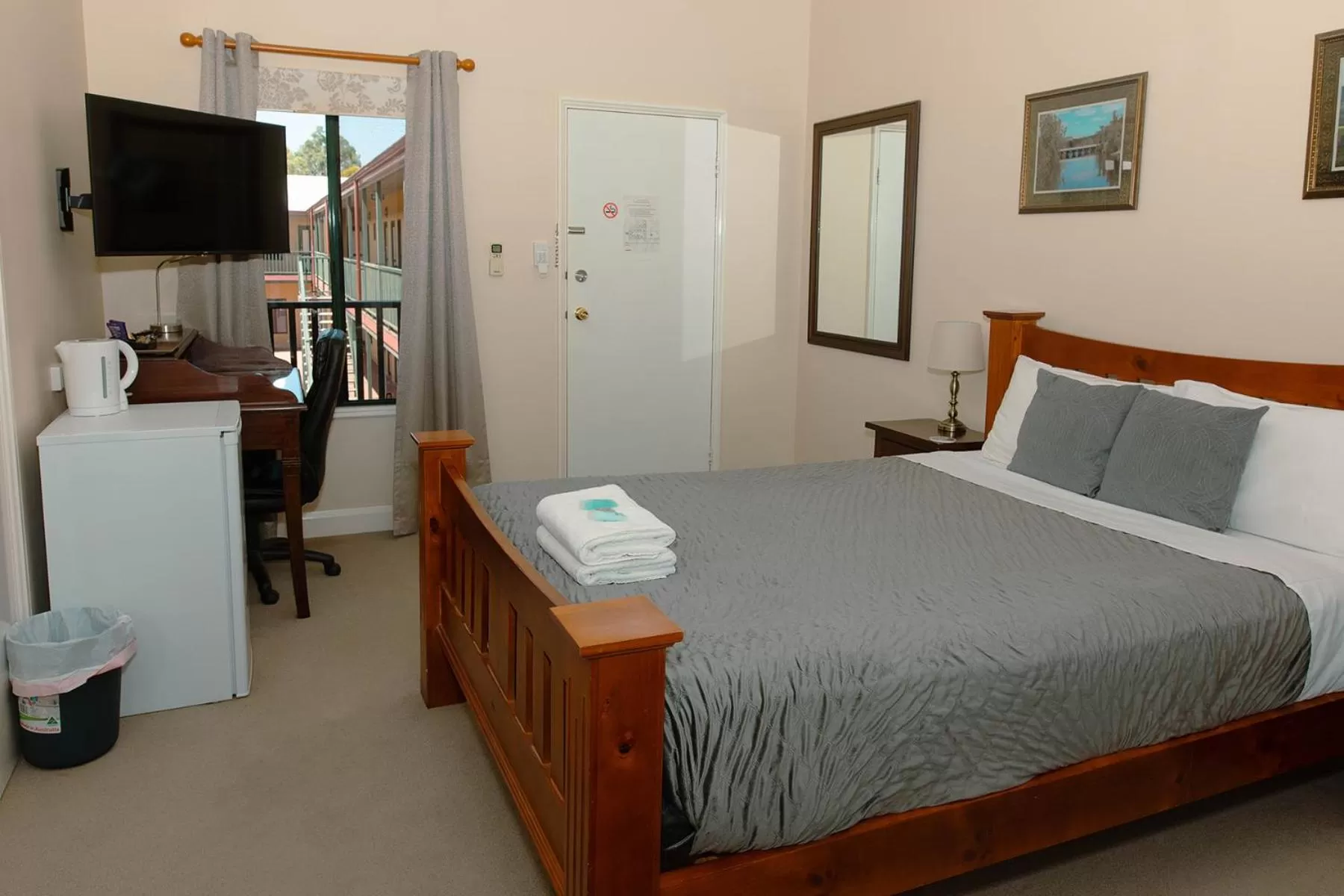 TV and multimedia, Bed in Settlers Hotel York