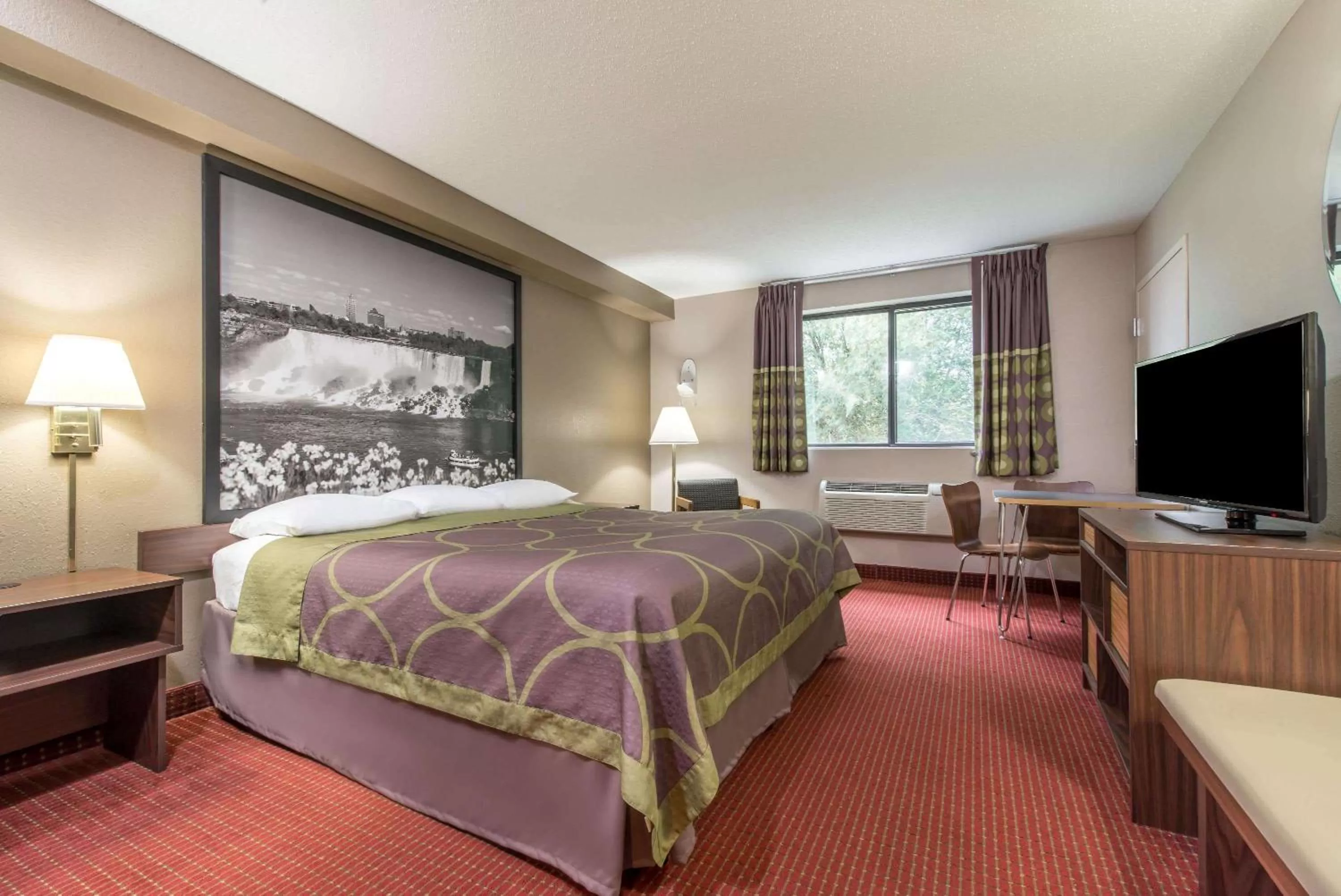 Photo of the whole room, Bed in Super 8 by Wyndham Niagara Falls