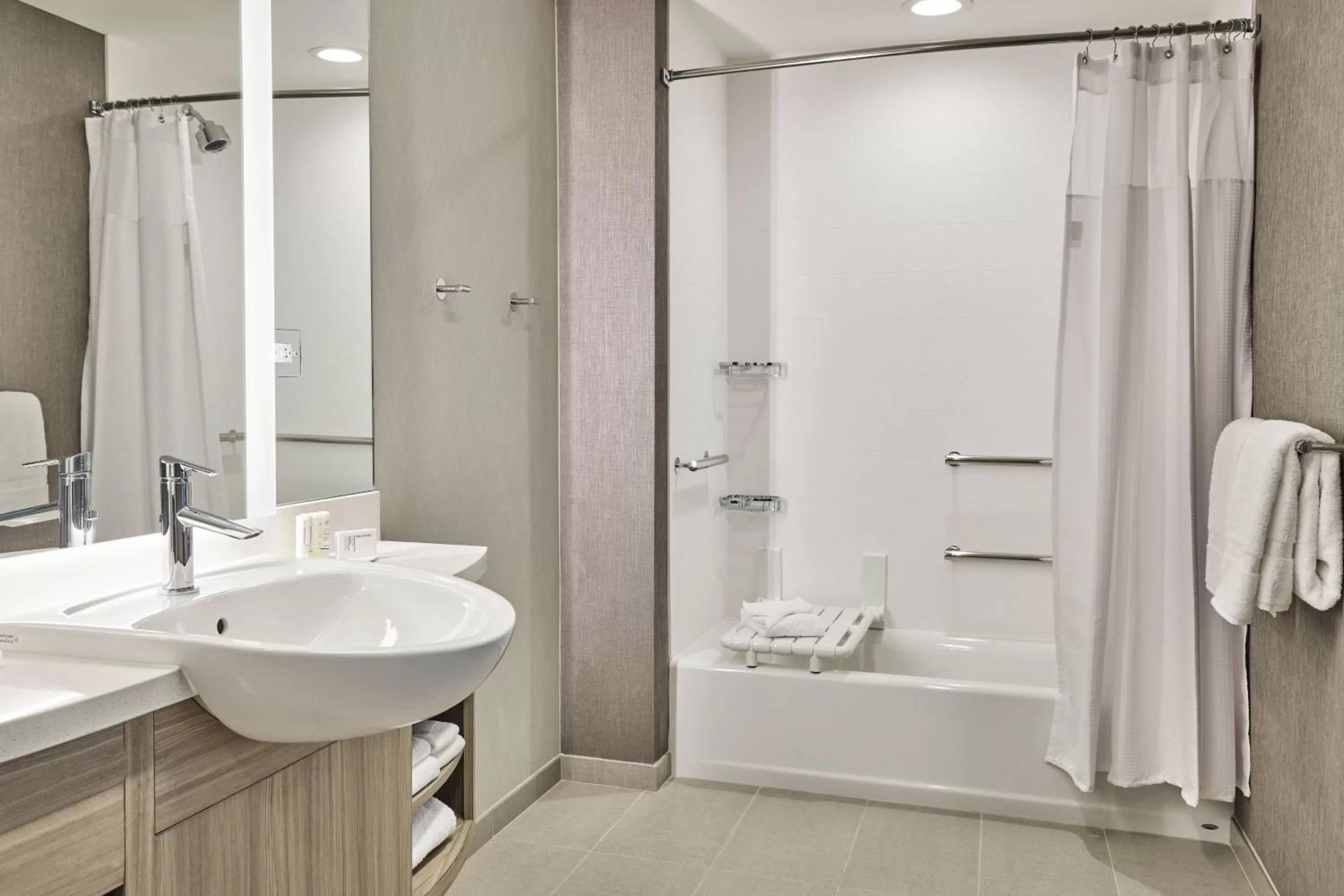 Bathroom in SpringHill Suites by Marriott Chicago Chinatown