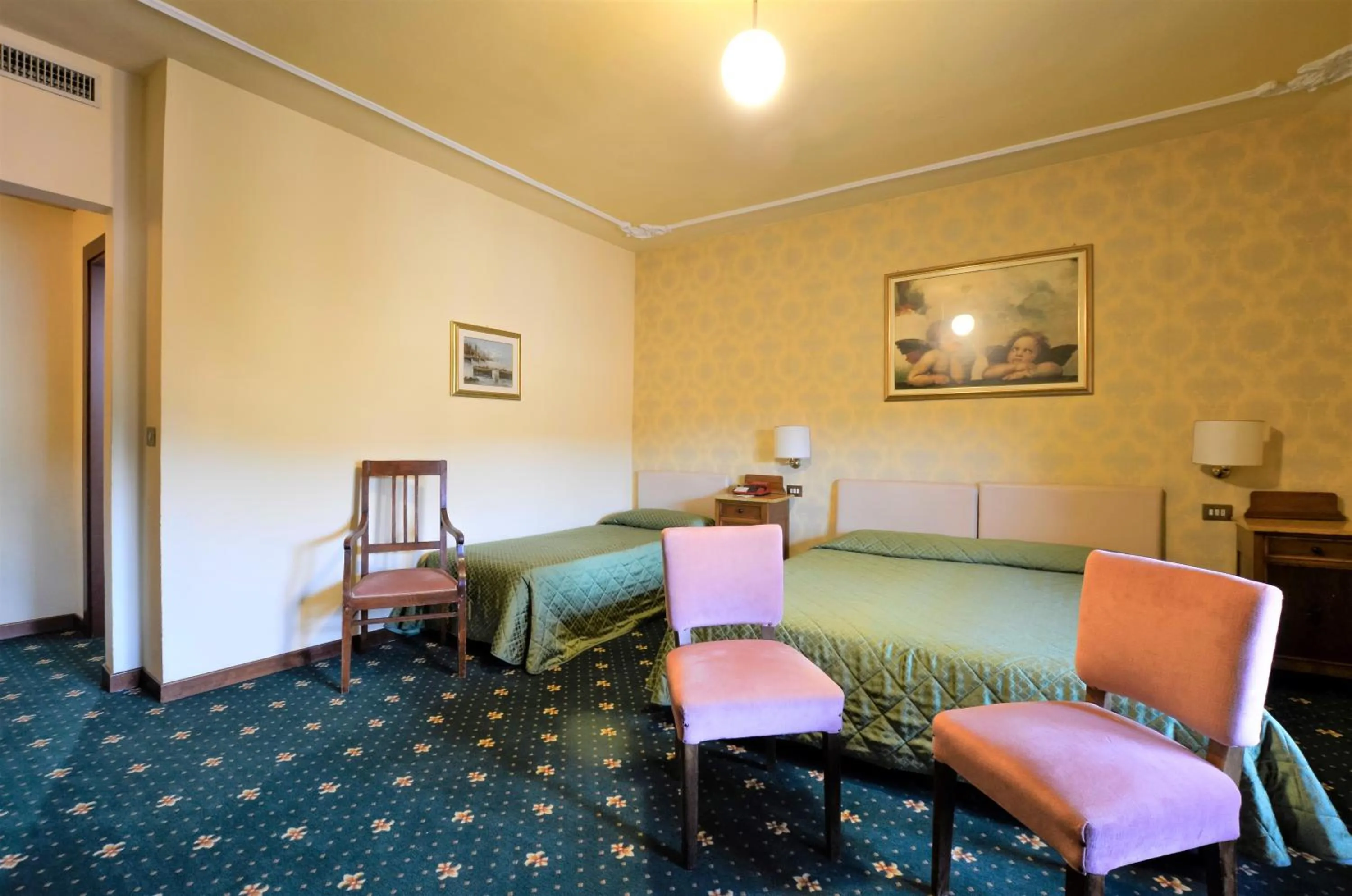 Photo of the whole room, Bed in Grand Hotel Plaza & Locanda Maggiore