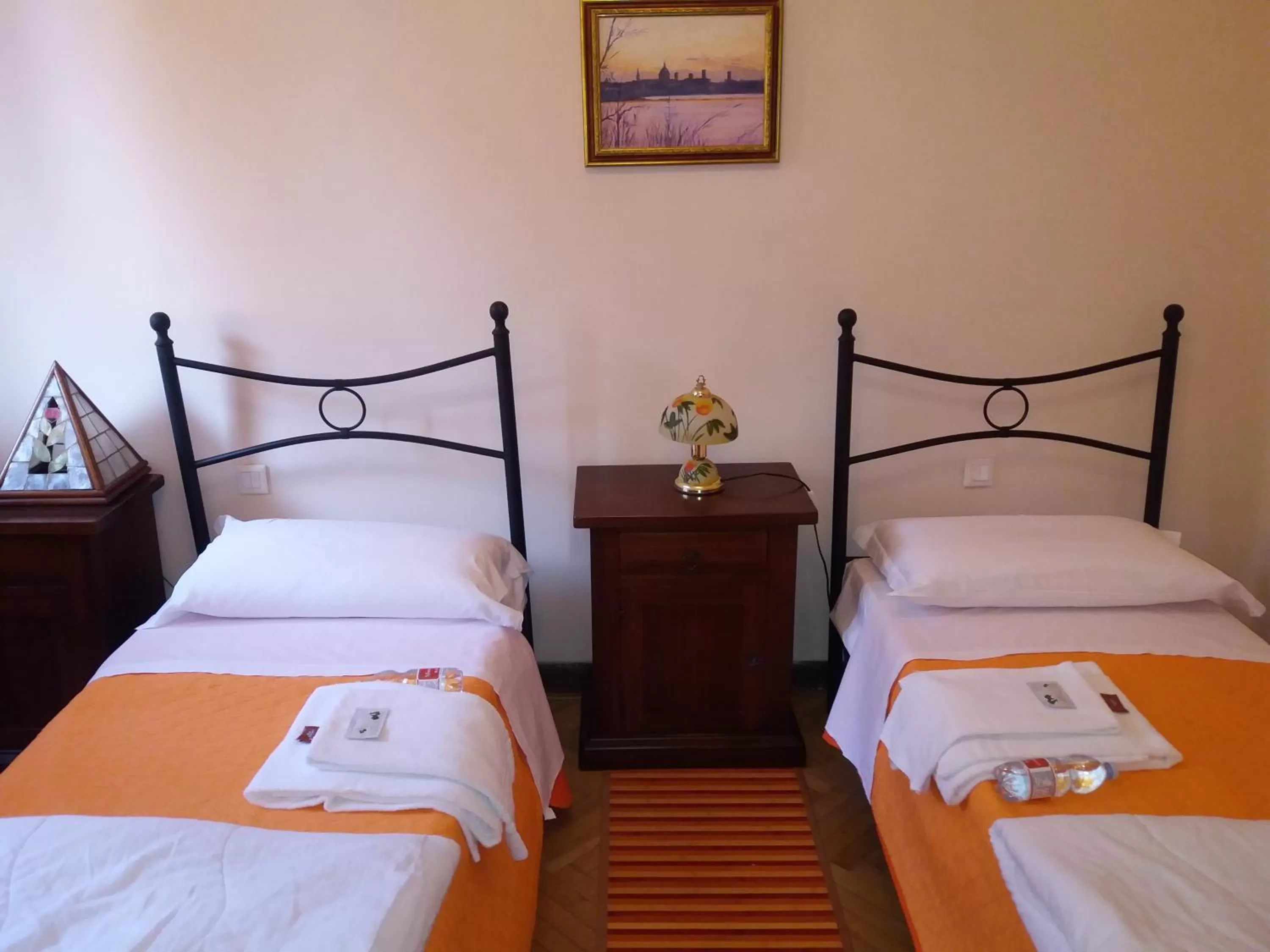 Photo of the whole room, Bed in Da Selly