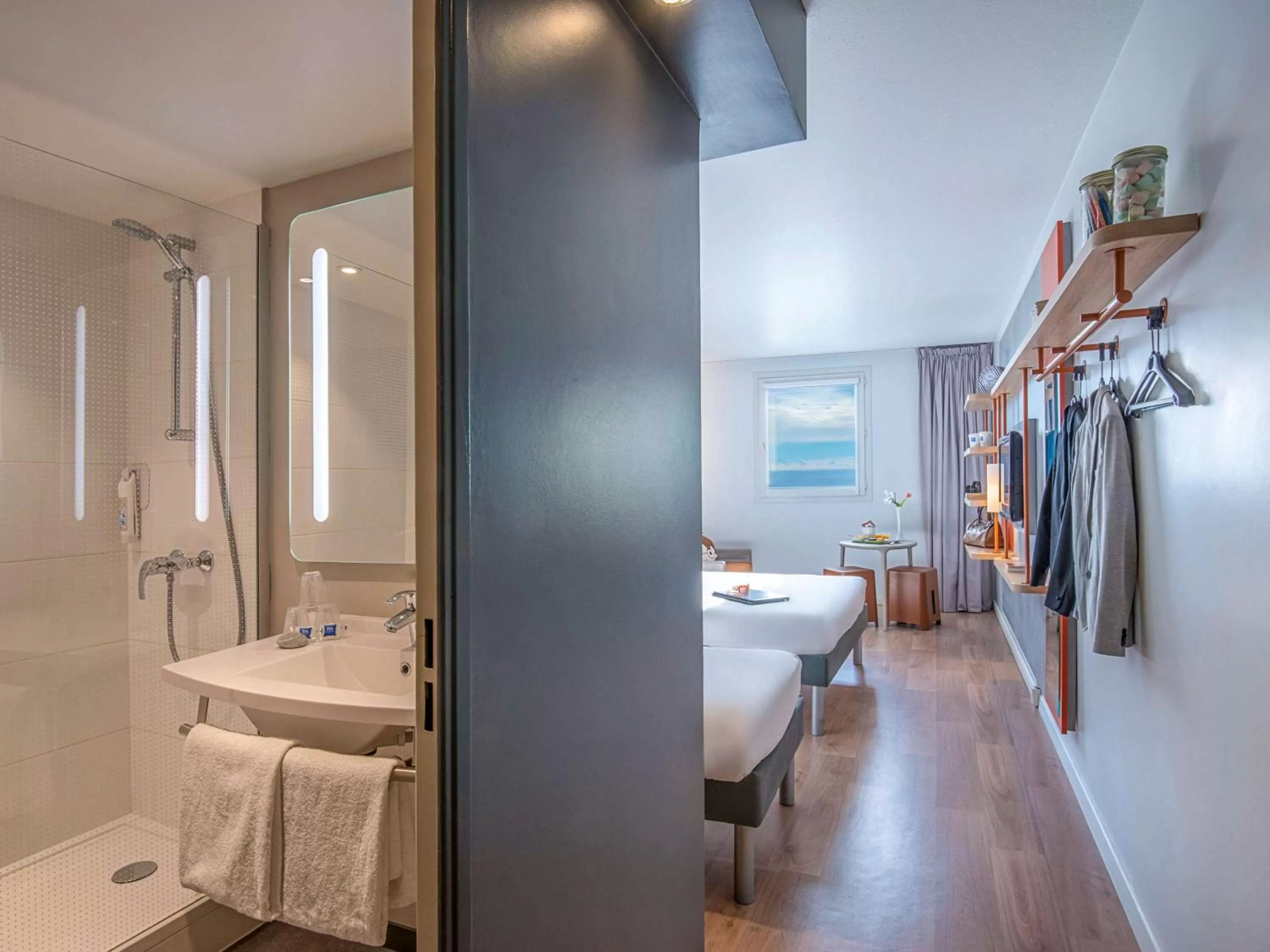 Photo of the whole room in ibis budget Nice Californie Lenval