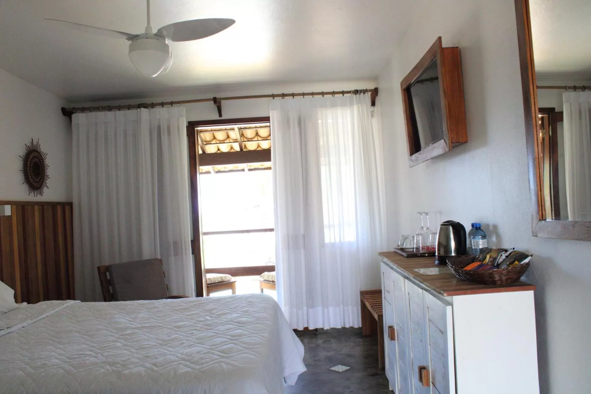 Property building, Bed in Pousada dos Hibiscus