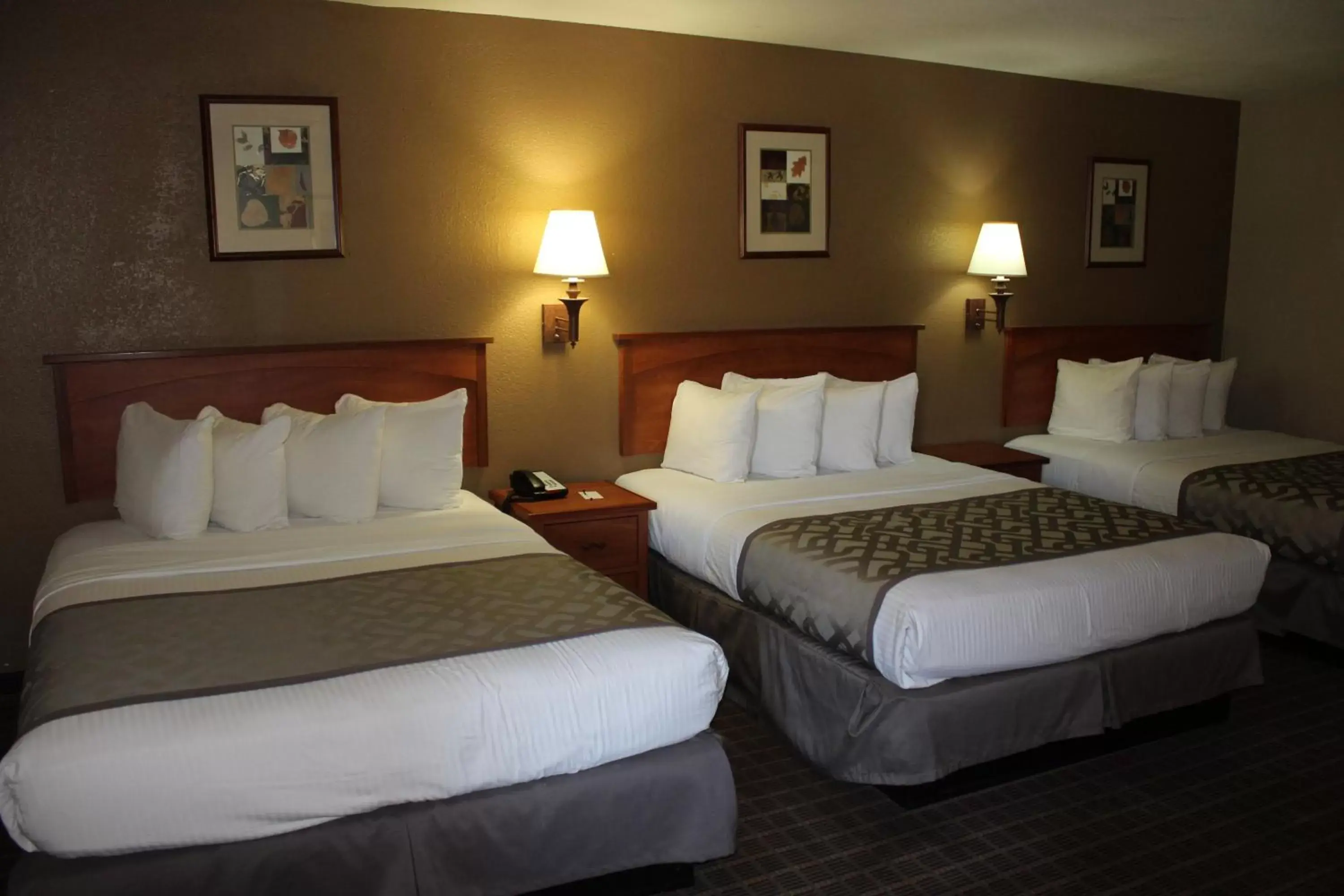 Queen Room with Three Queen Beds - Non-smoking in Cajon Pass Inn Queen Room with Three Queen Beds - Non-smoking in Cajon Pass Inn