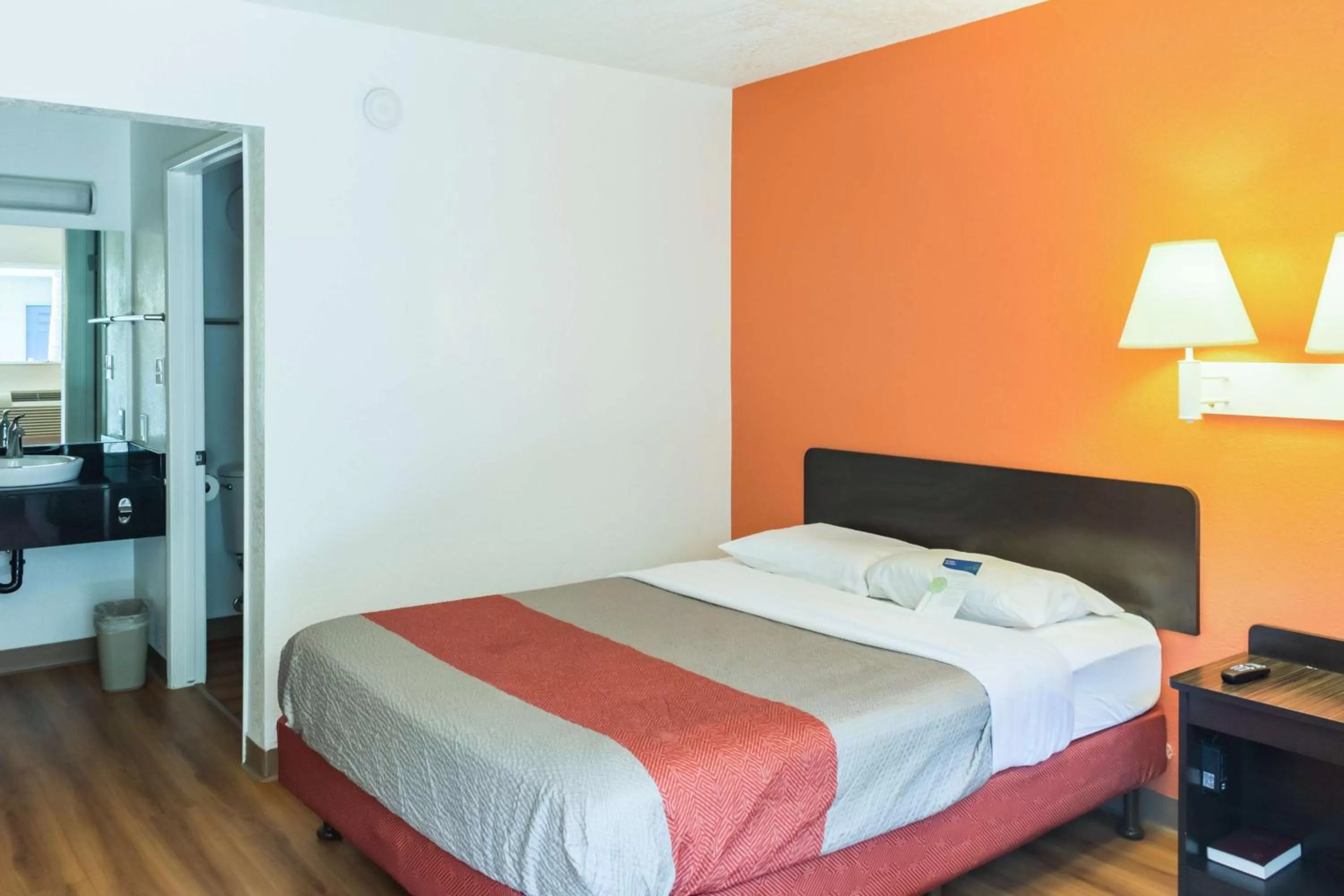 TV and multimedia, Bed in Motel 6-Bakersfield, CA - East