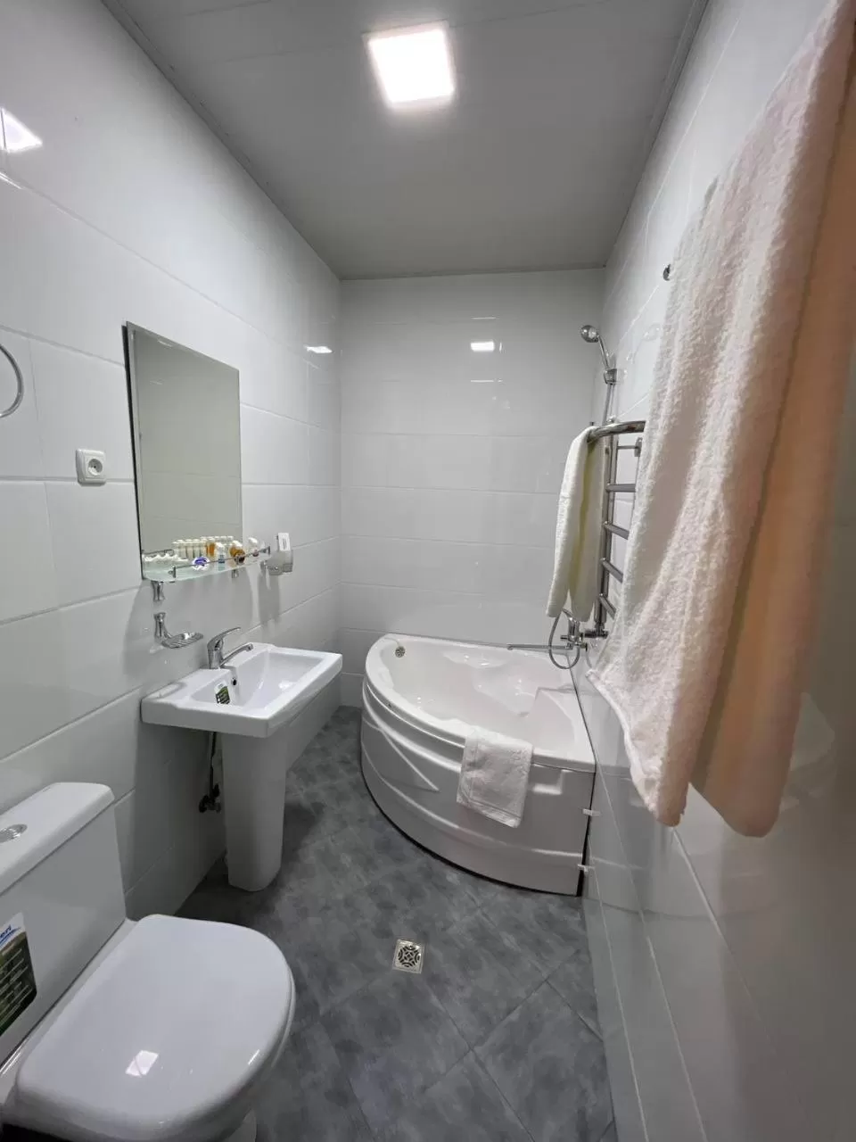 Bathroom in Samarabonu Hotel