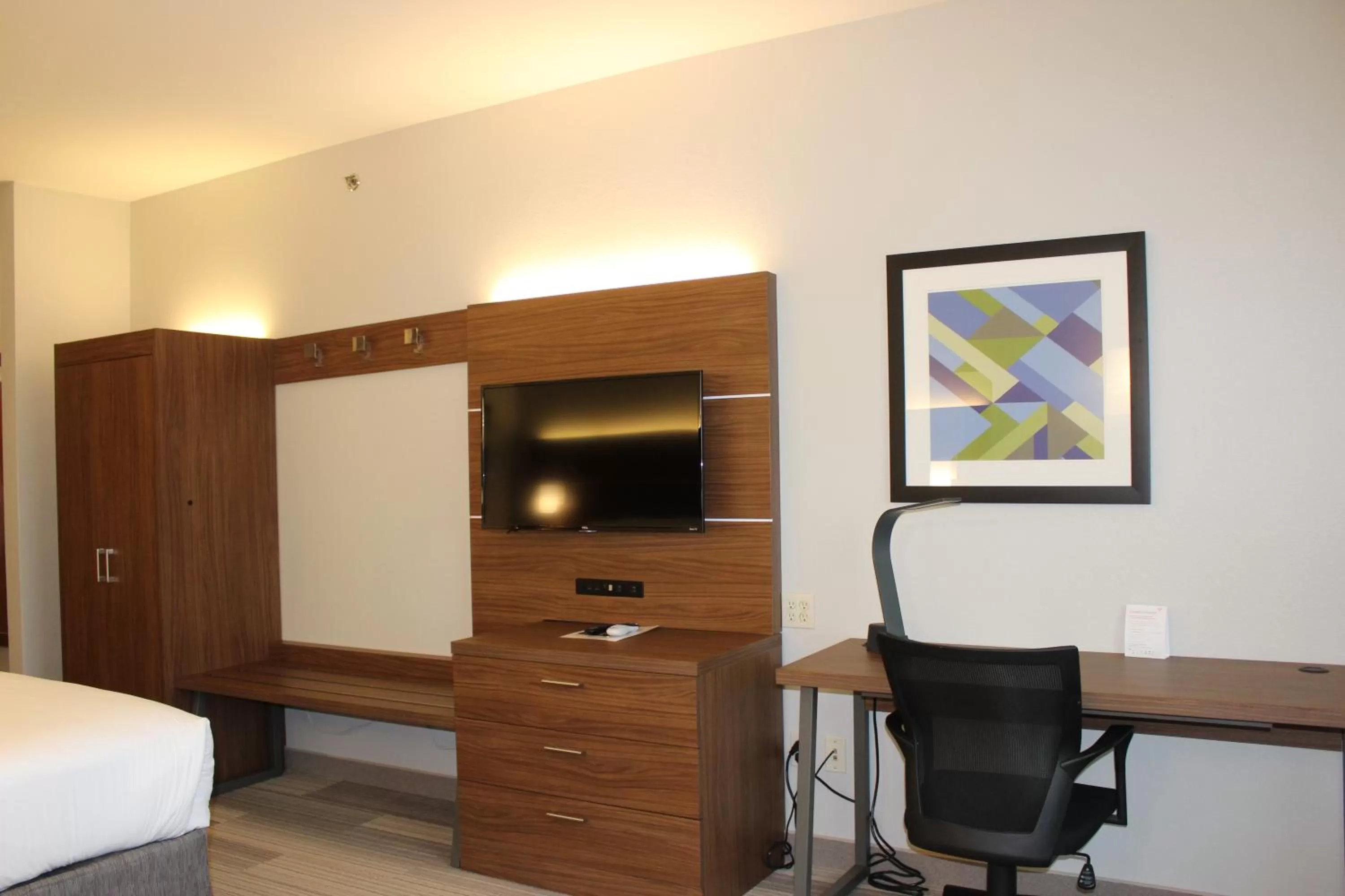 TV and multimedia, Bed in Holiday Inn Express Hotel & Suites Mansfield by IHG