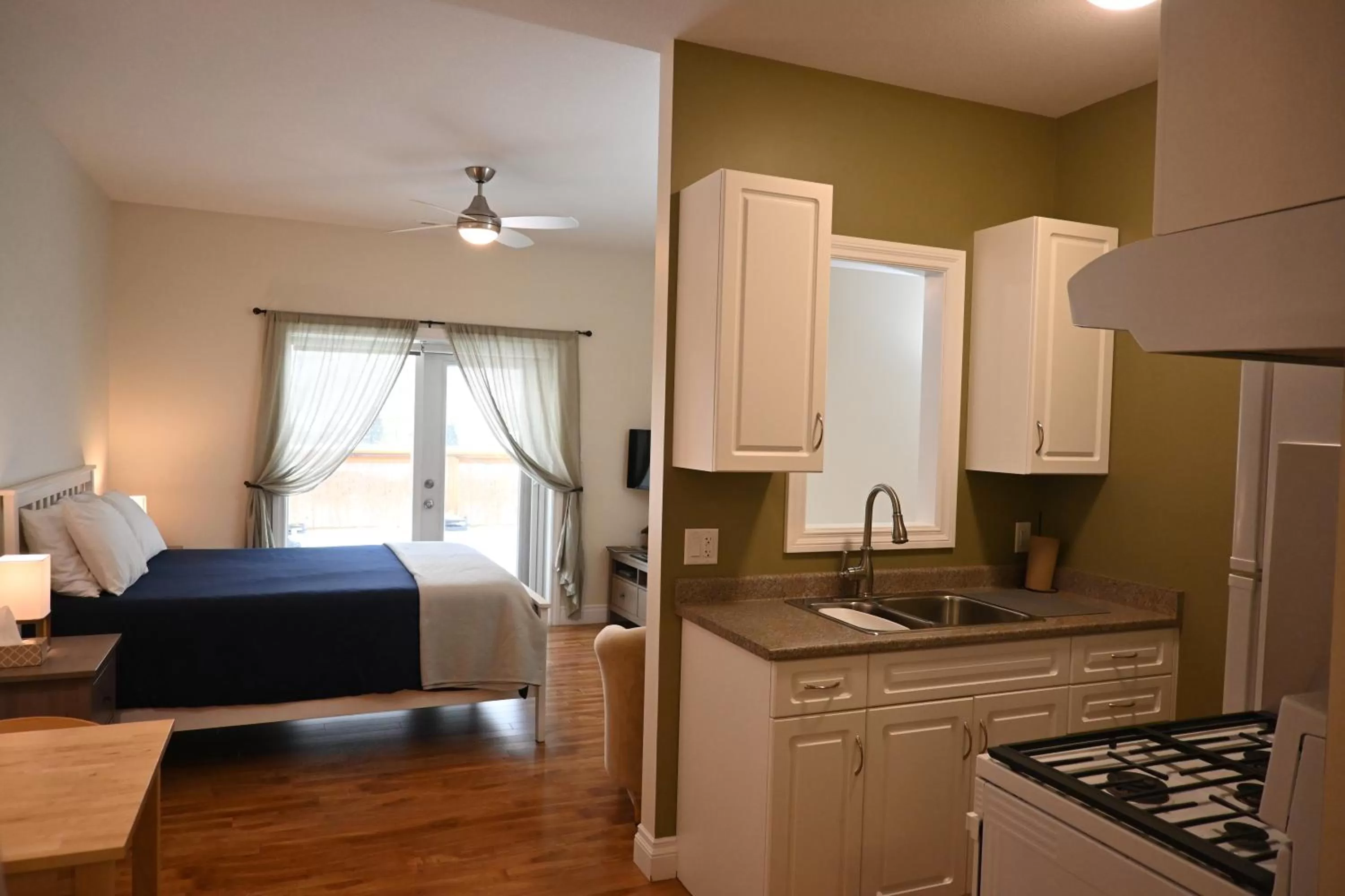 Kitchen/Kitchenette in Tree To Me Inn