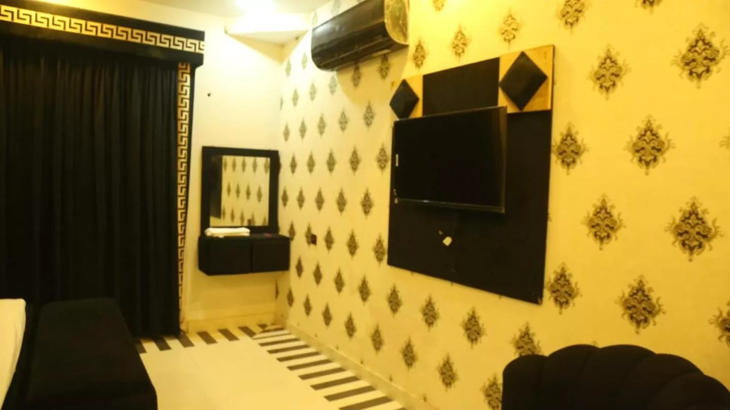 TV/Entertainment Center in HOTEL DE SMART Multan