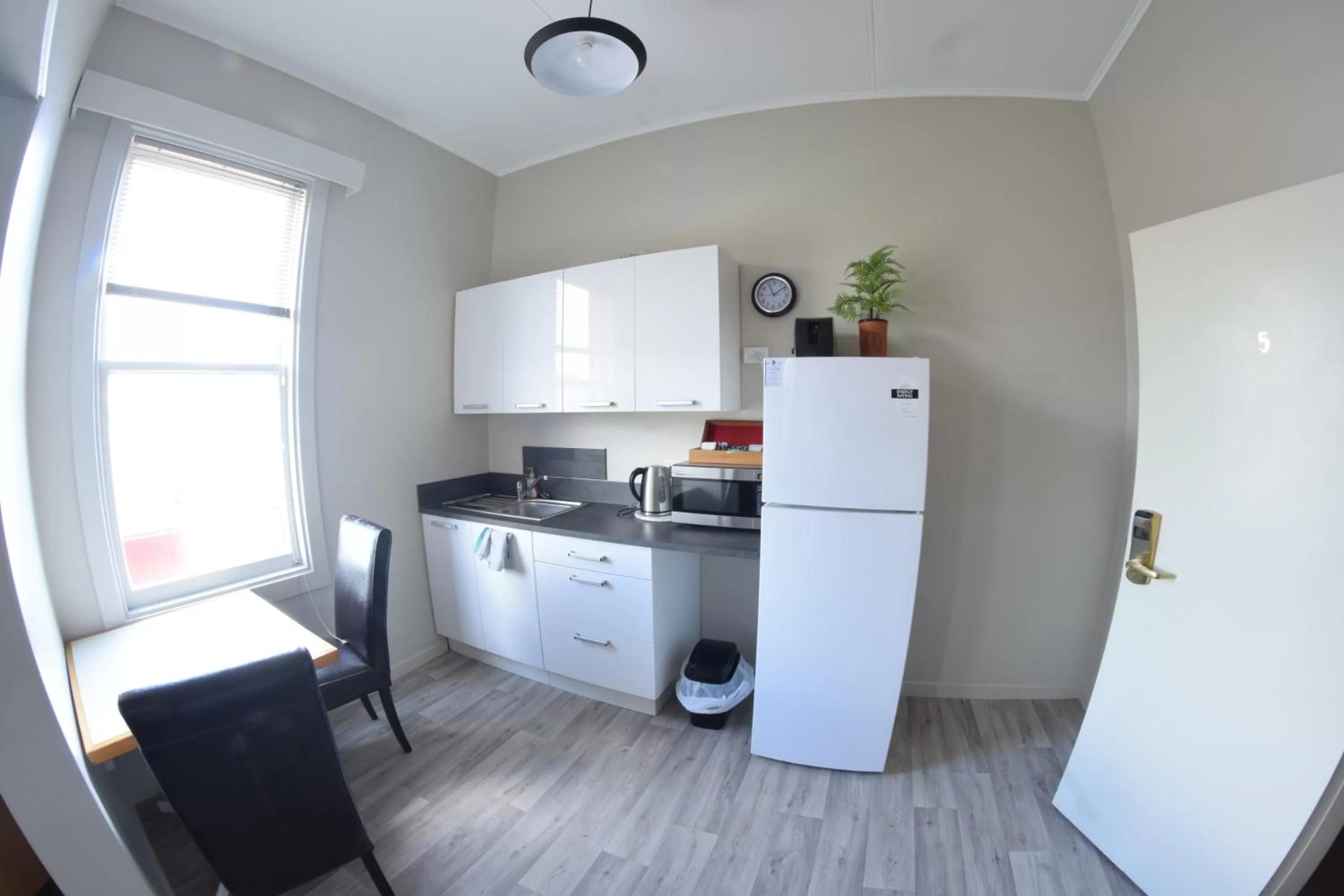 Kitchen or kitchenette in Fernlodge Inglewood