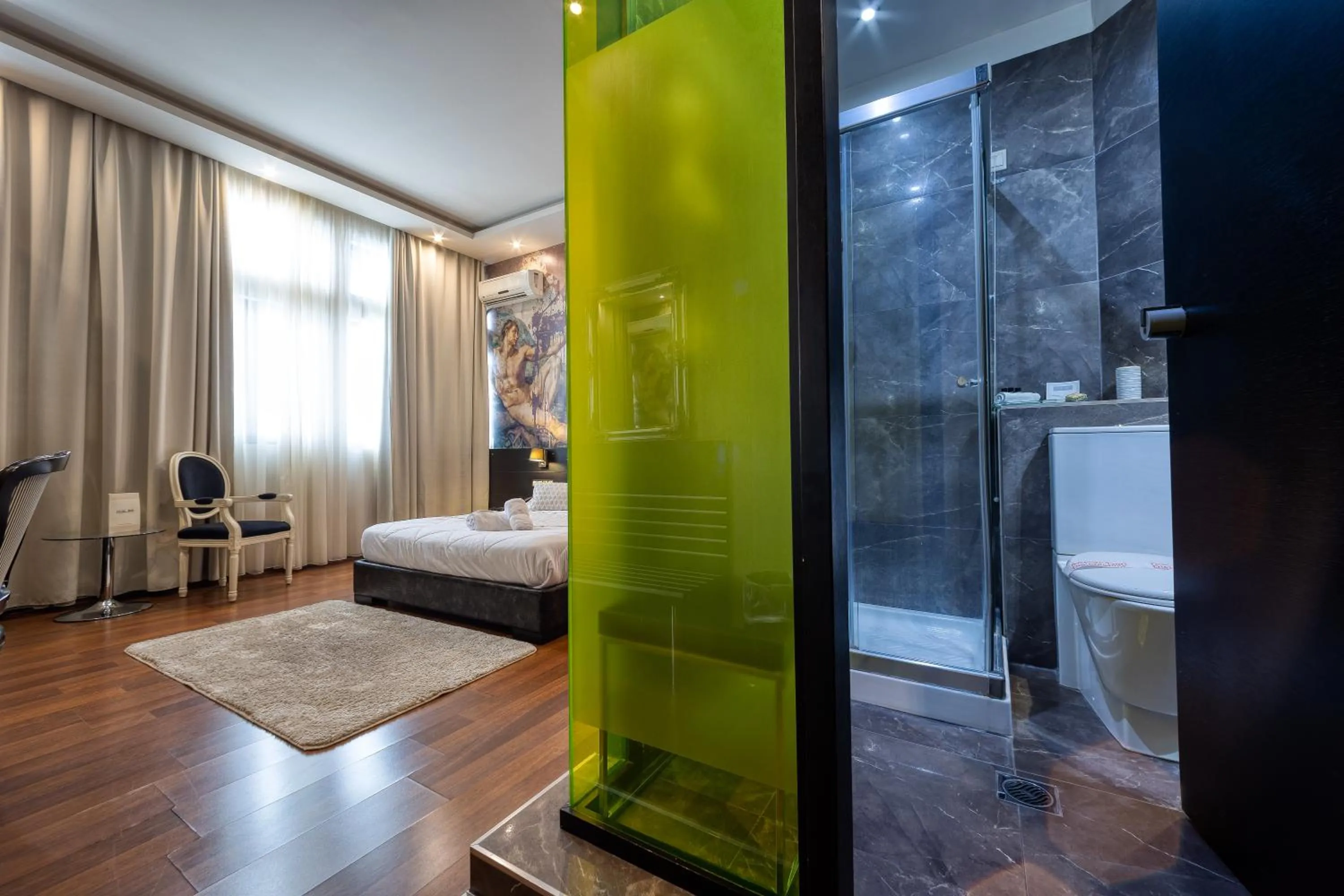 Bathroom, Bed in Gallery Art Hotel