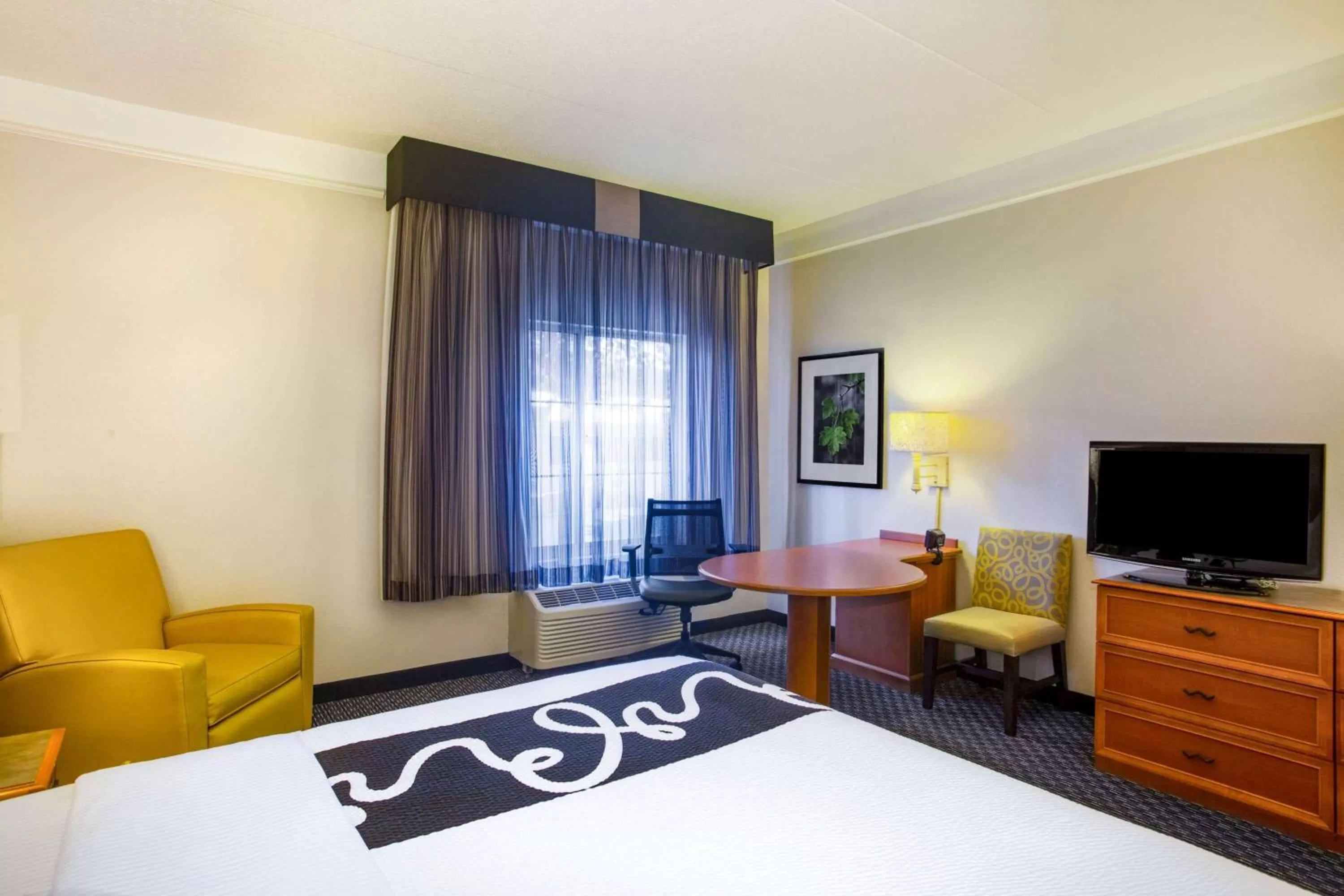 Photo of the whole room, Bed in La Quinta by Wyndham St. Louis Westport