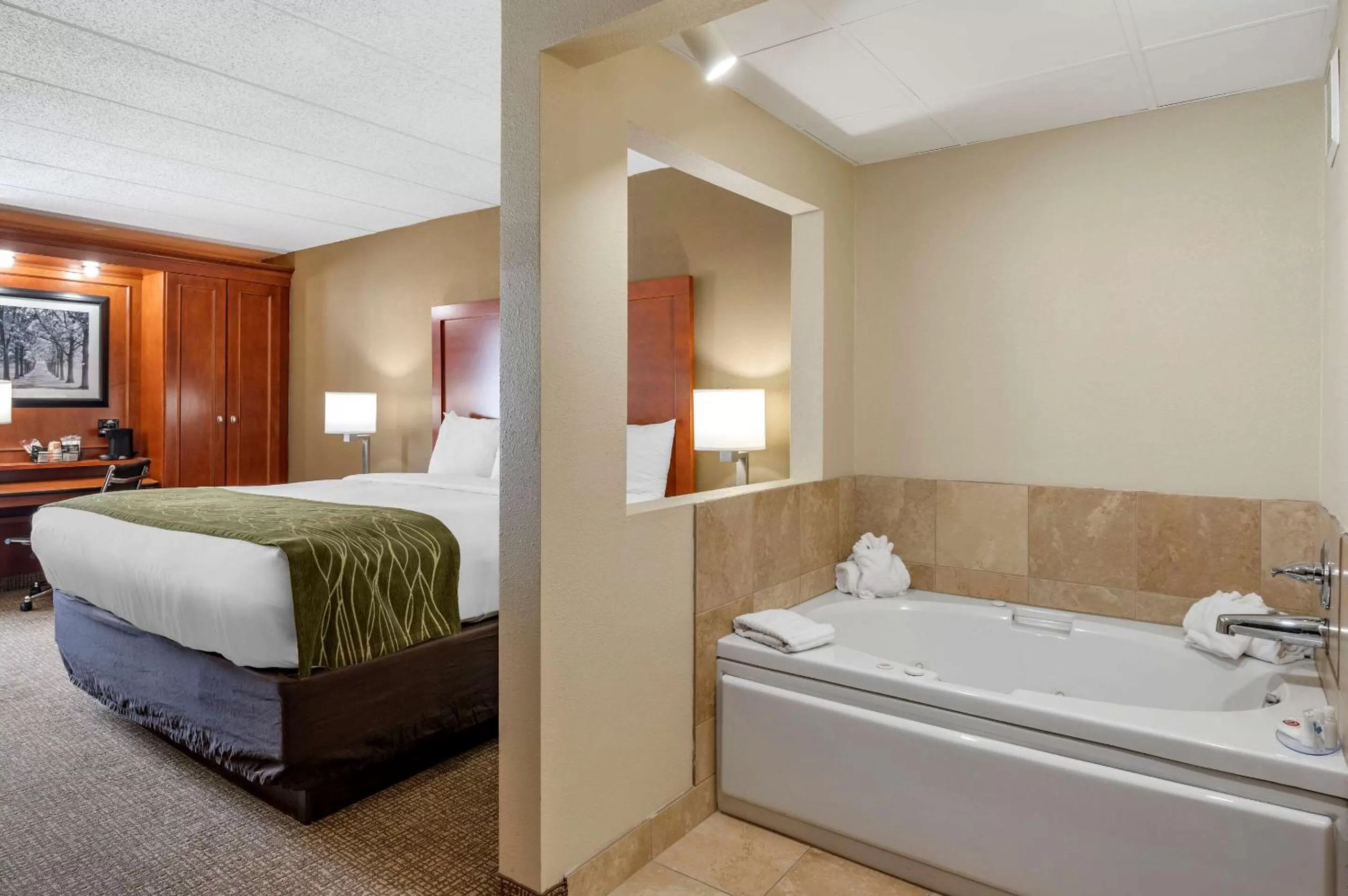 Photo of the whole room, Bed in Comfort Inn Oxford - University Area