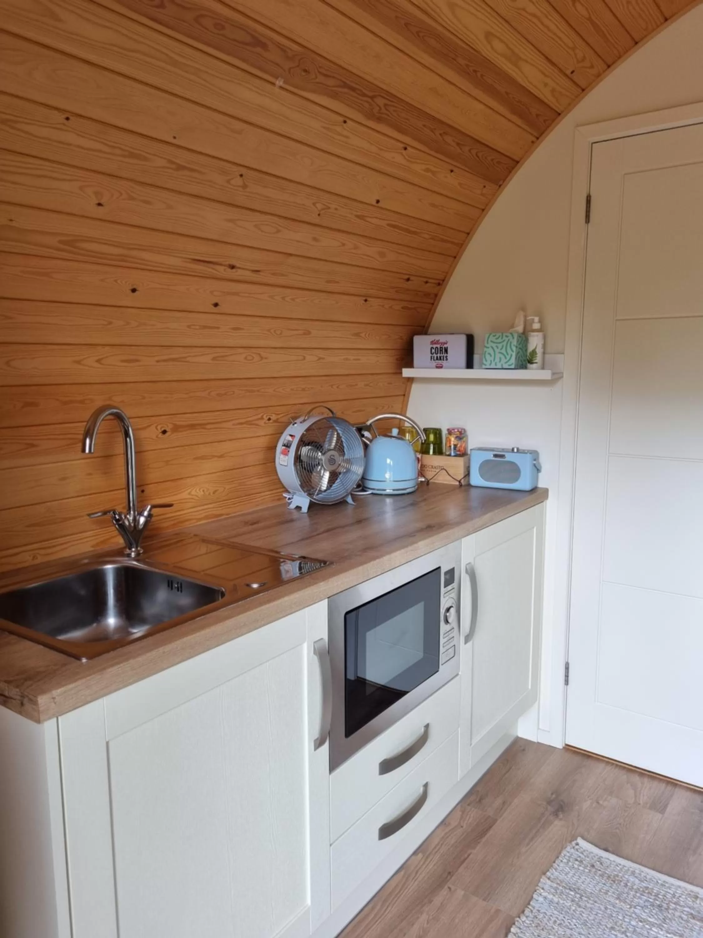 Kitchen or kitchenette in Pear Tree Inn Whitley