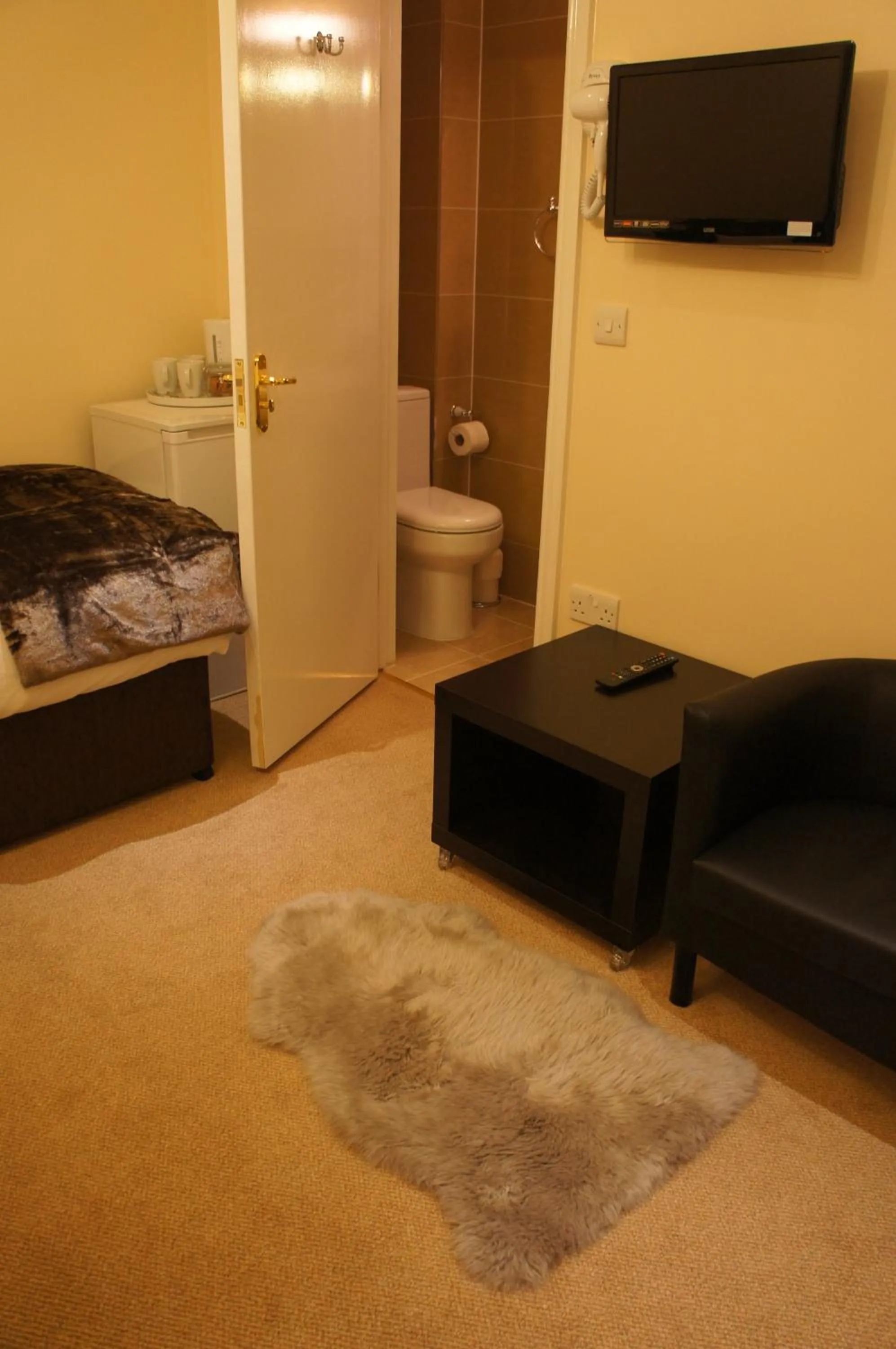 Bed in Sapphire Hotel London