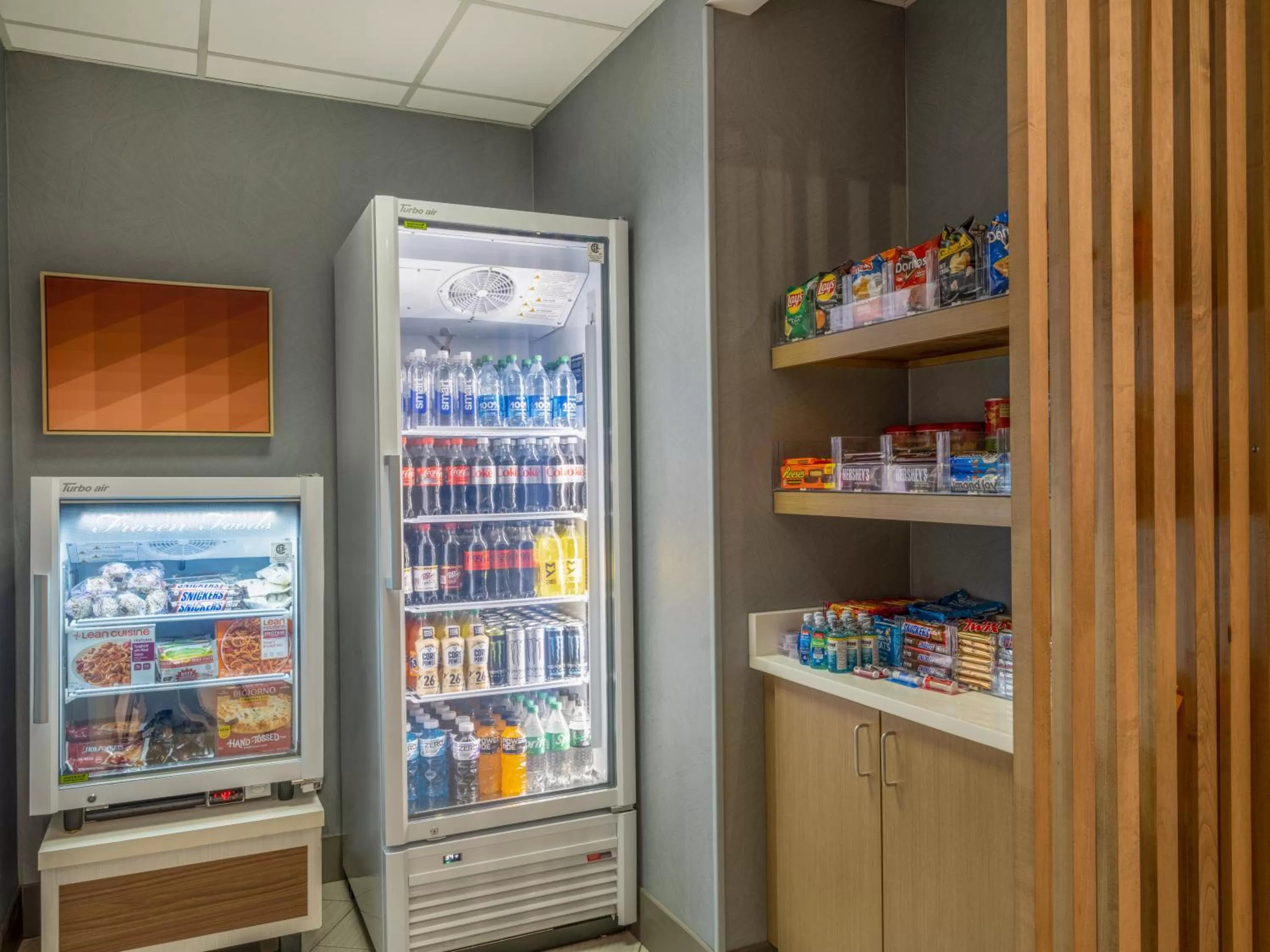 Food and drinks in Holiday Inn Express & Suites Greensboro - I-40 atWendover by IHG