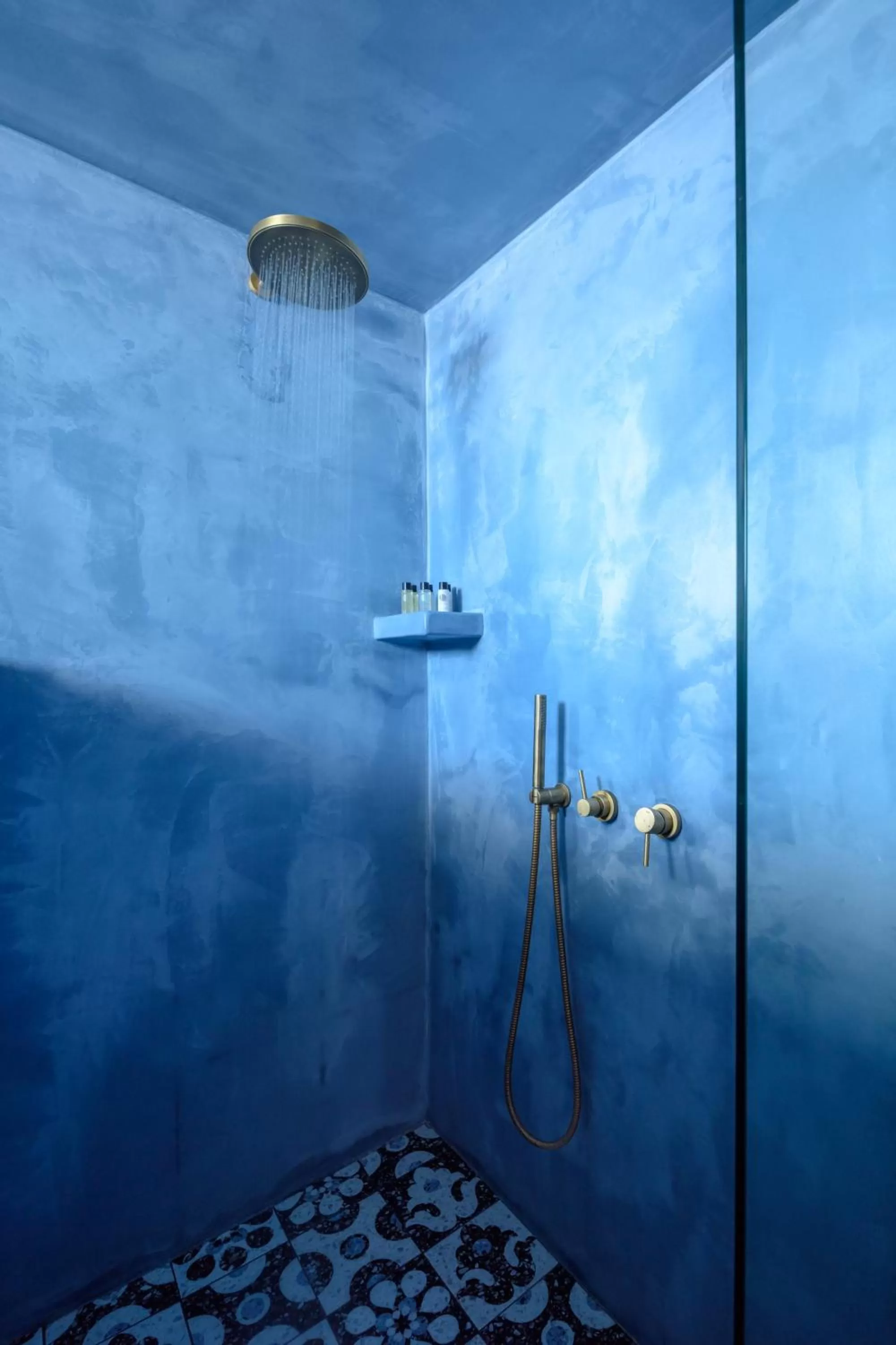 Shower in Keti Hotel