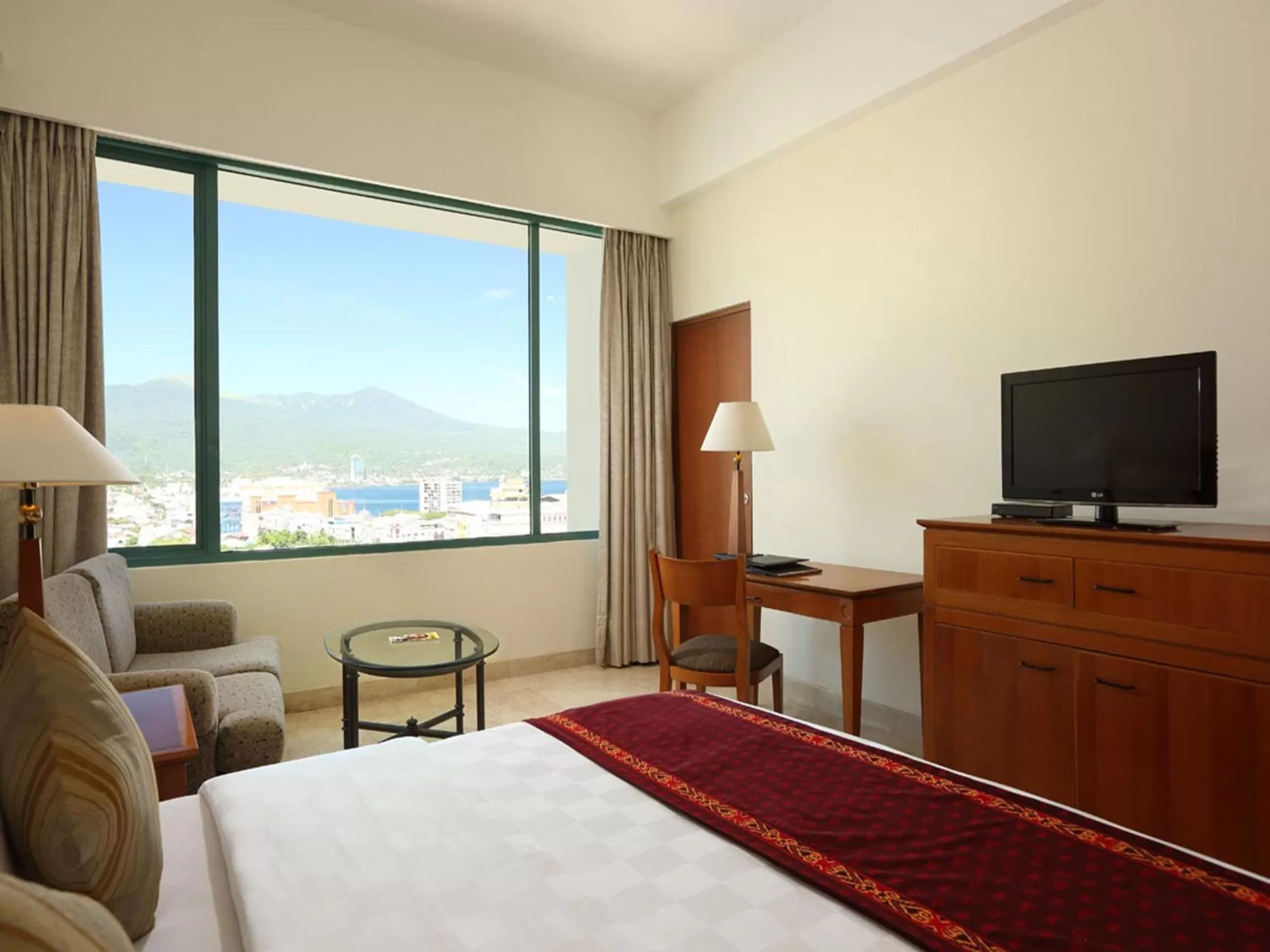 Bedroom, Bed in Aryaduta Manado