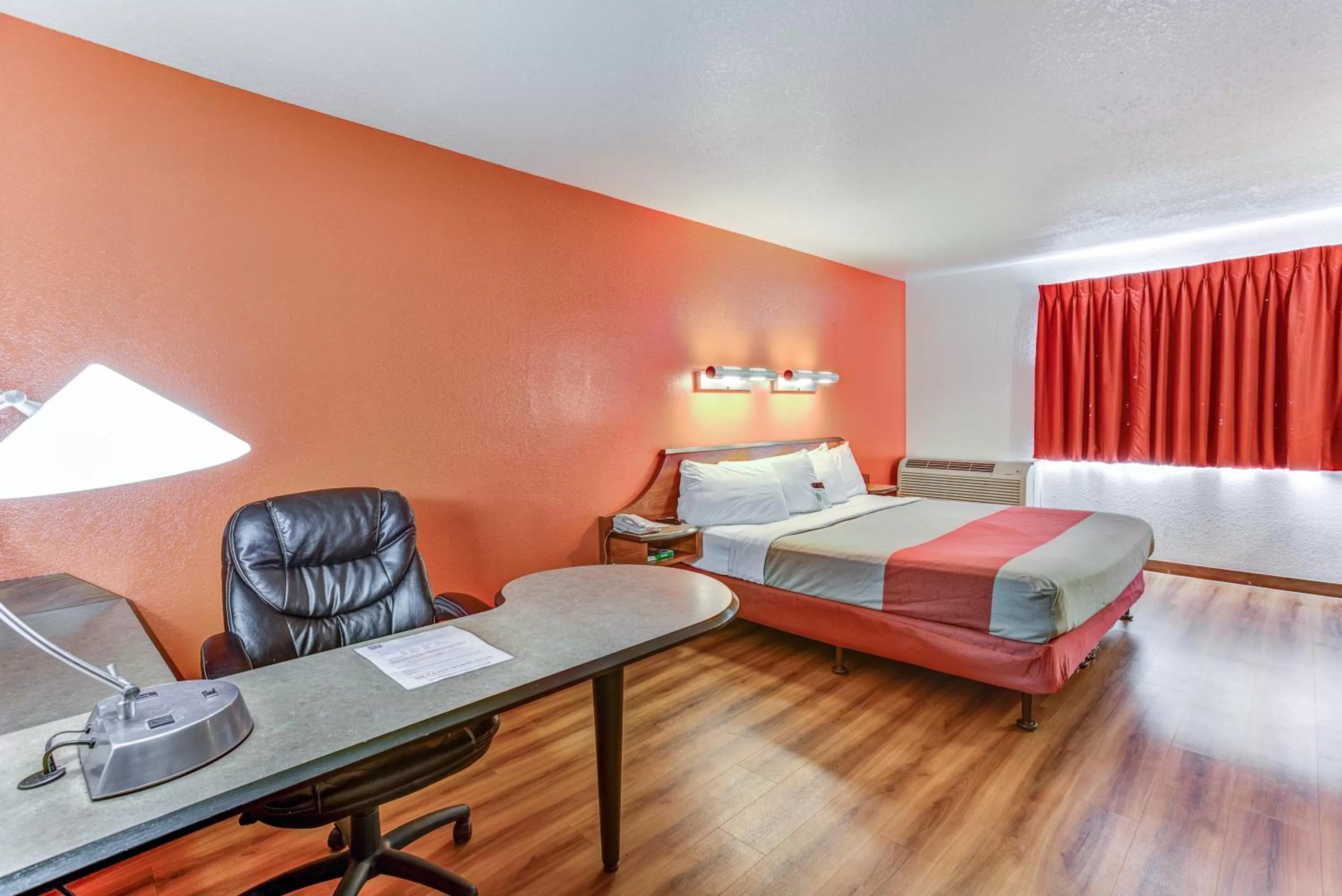 Bedroom, Bed in Motel 6-Portland, OR - Tigard West
