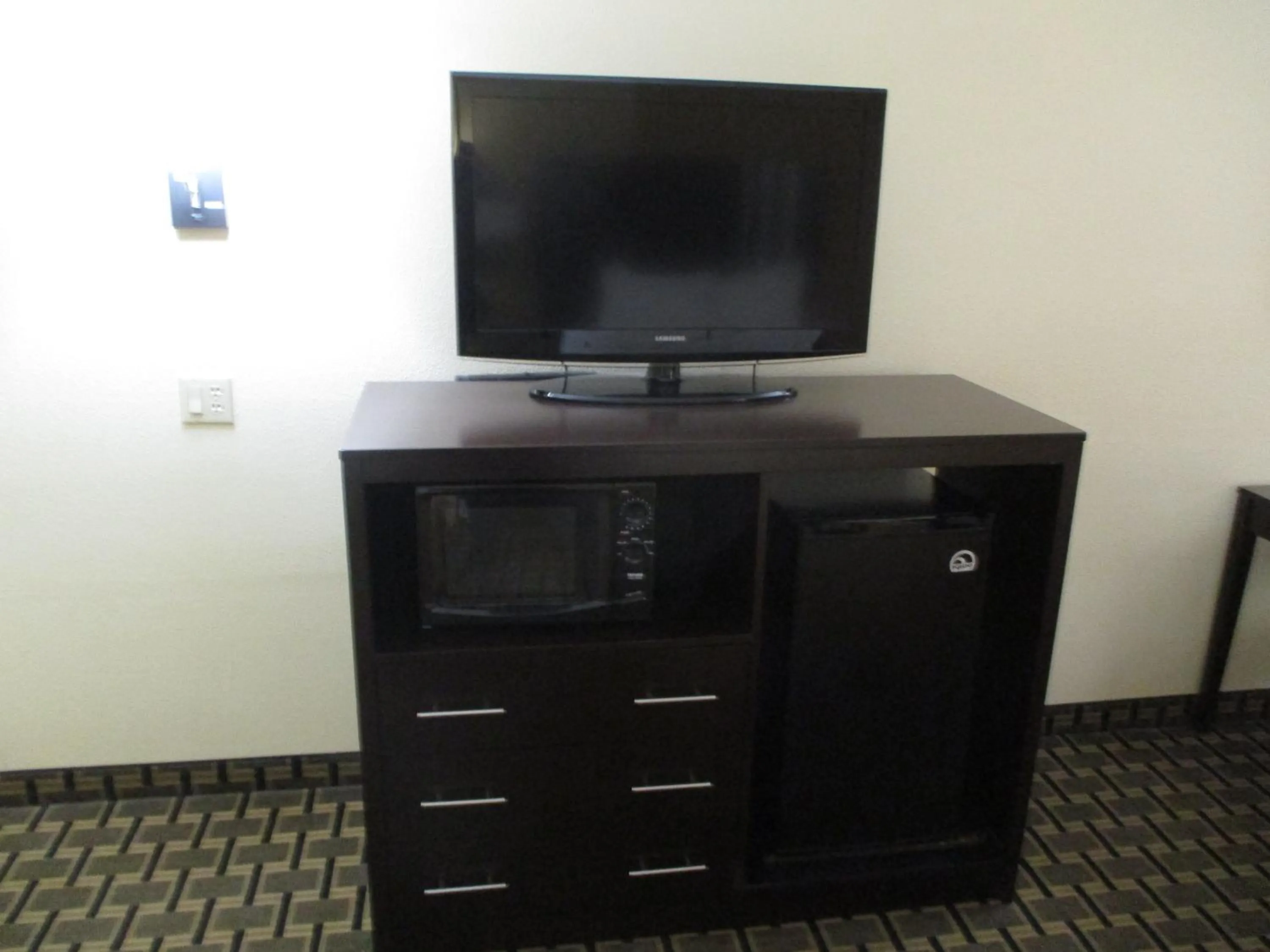 TV and multimedia in Days Inn & Suites by Wyndham Sam Houston Tollway