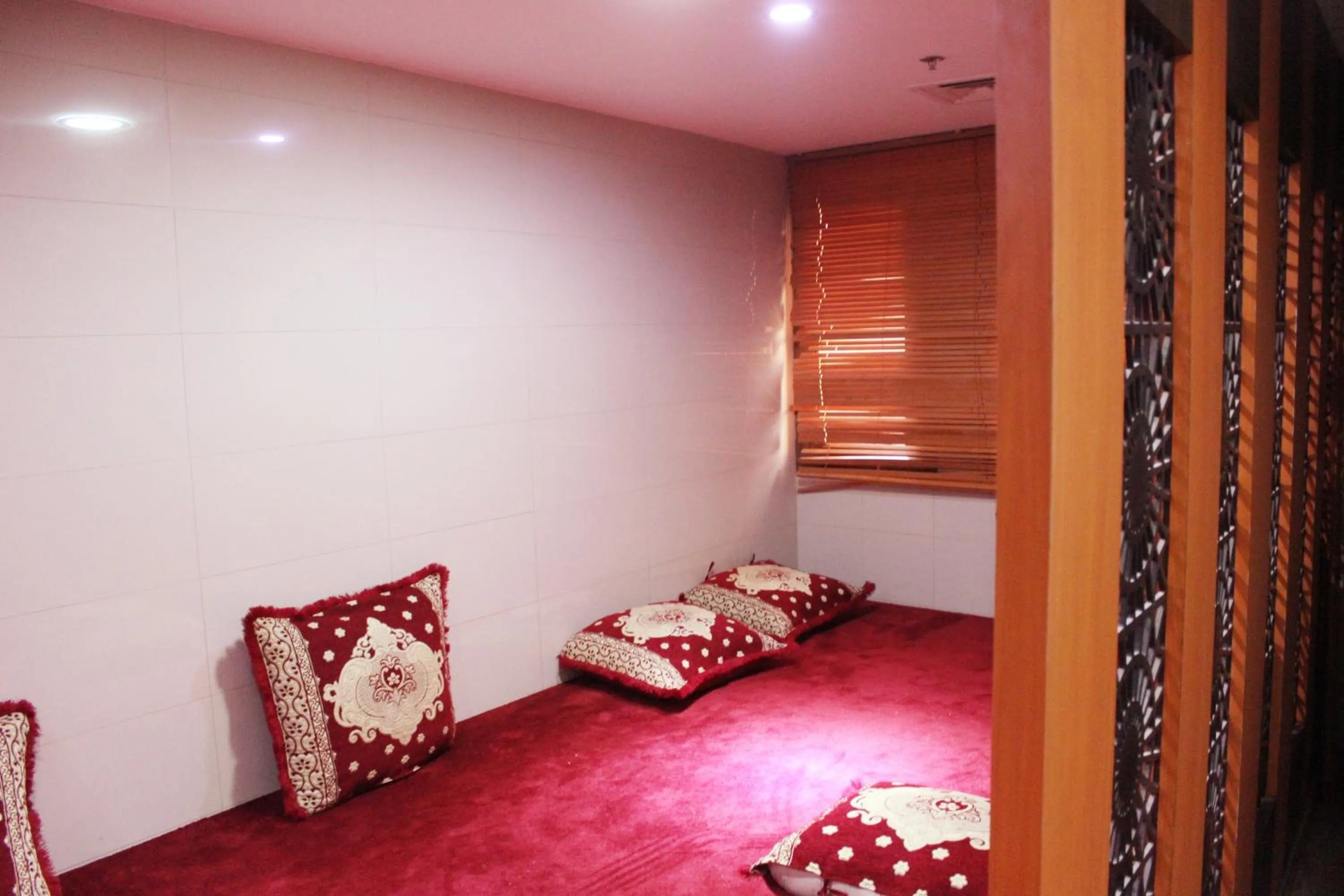 Restaurant/places to eat in Montreal Naif Hotel