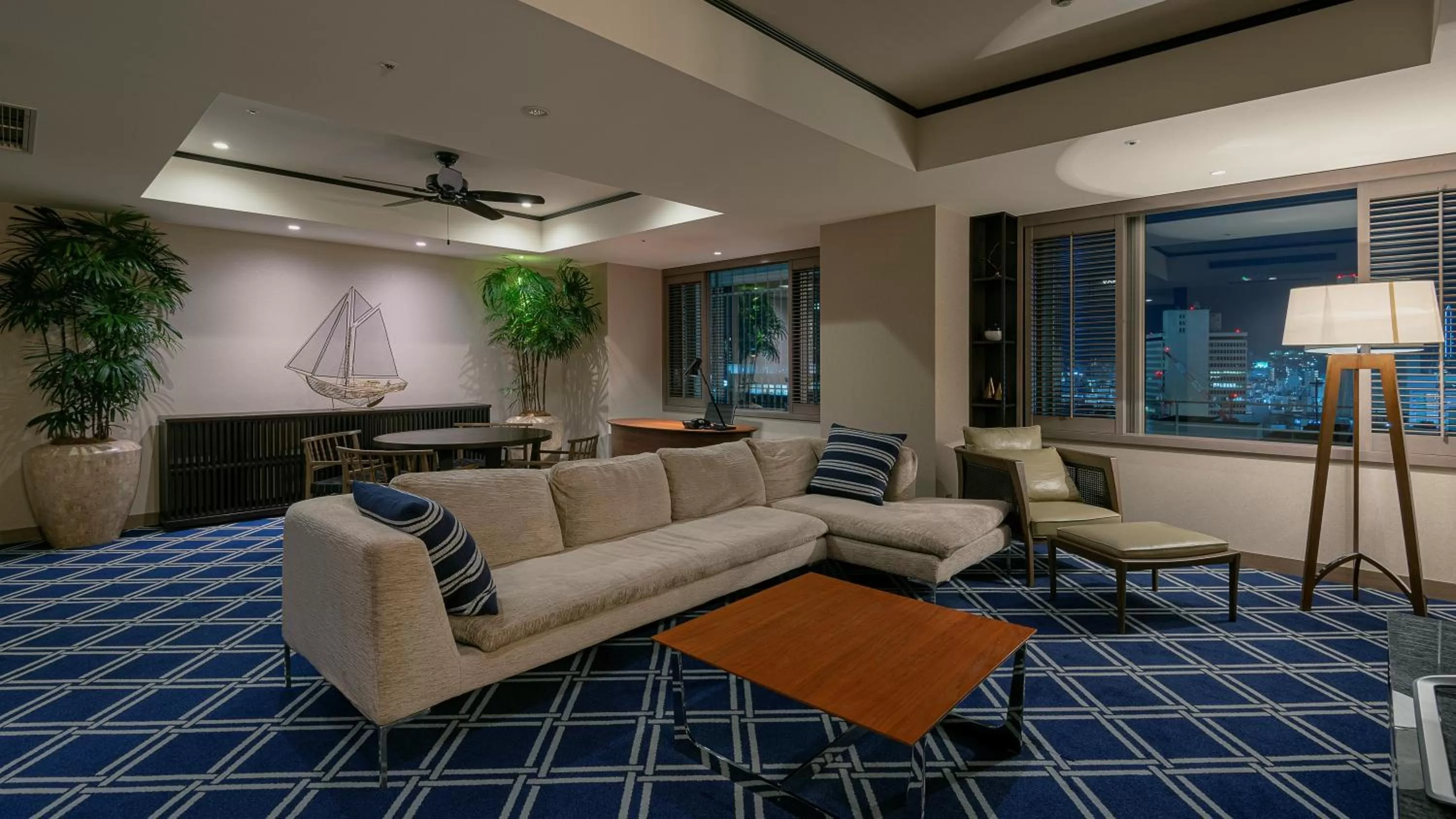 Living room in Oriental Hotel