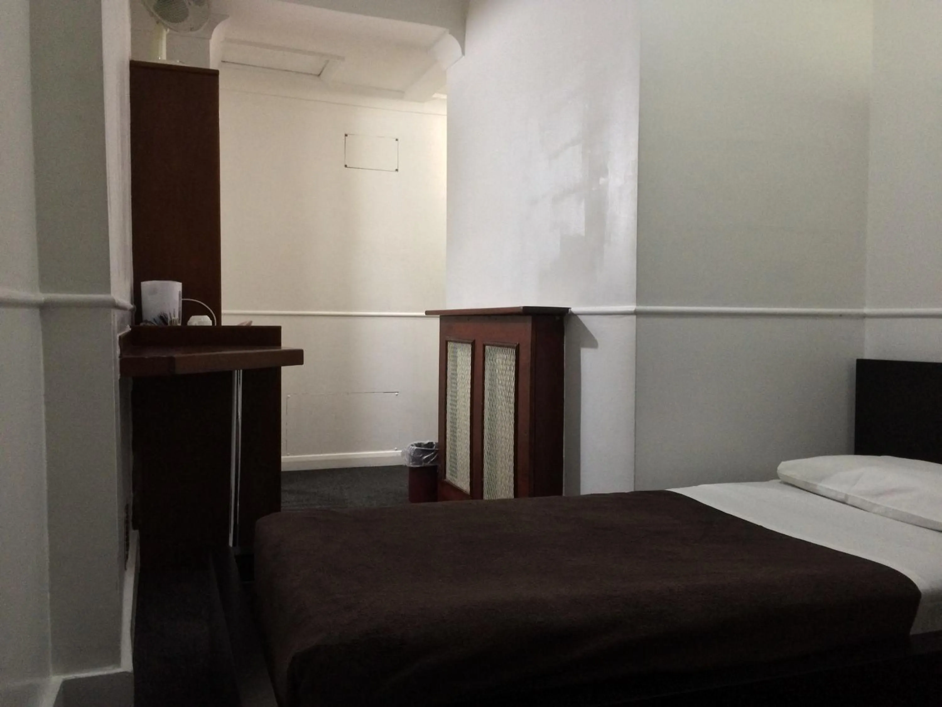 Photo of the whole room in London Continental Hotel