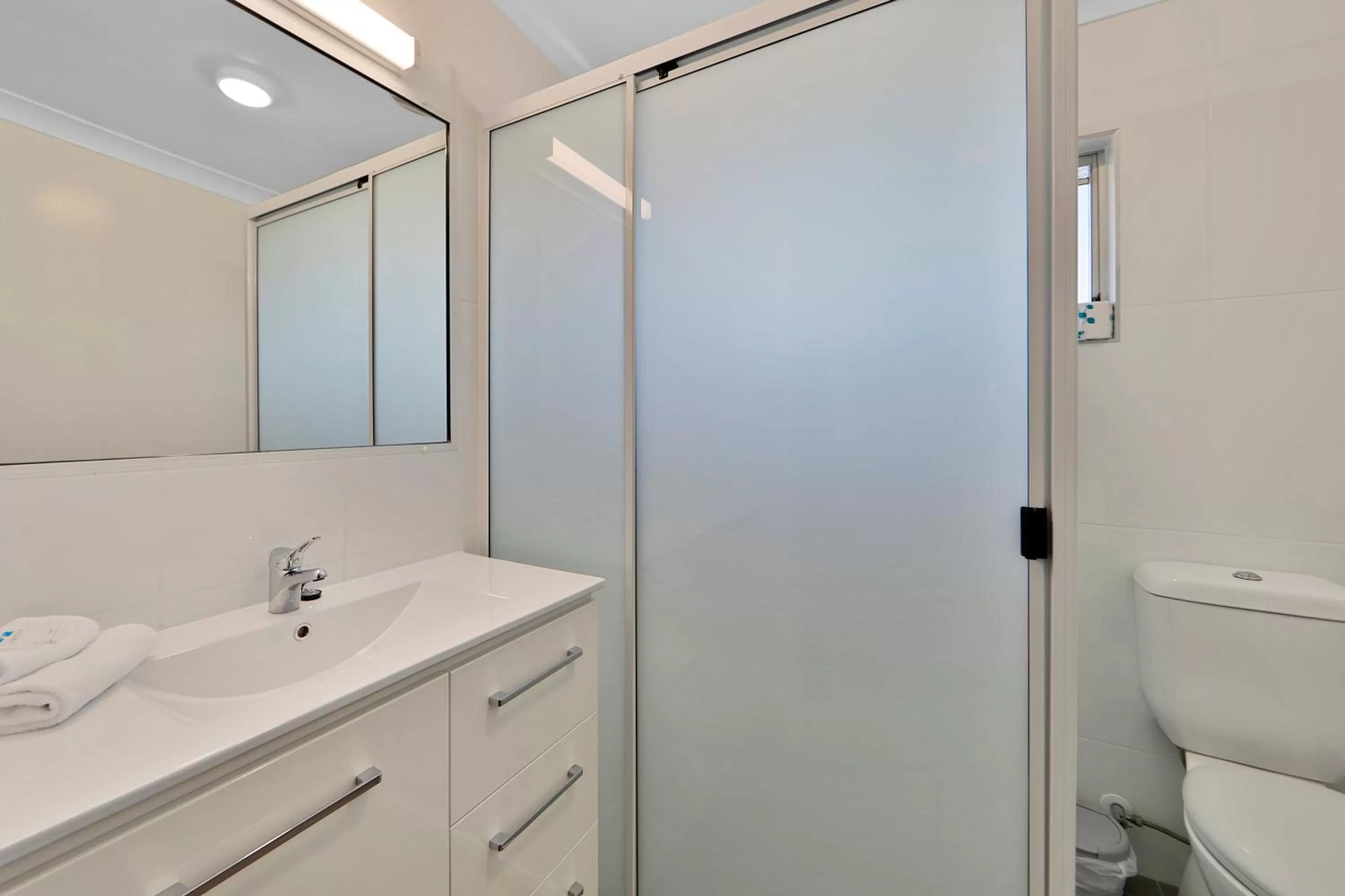 Shower in Oscar Motel