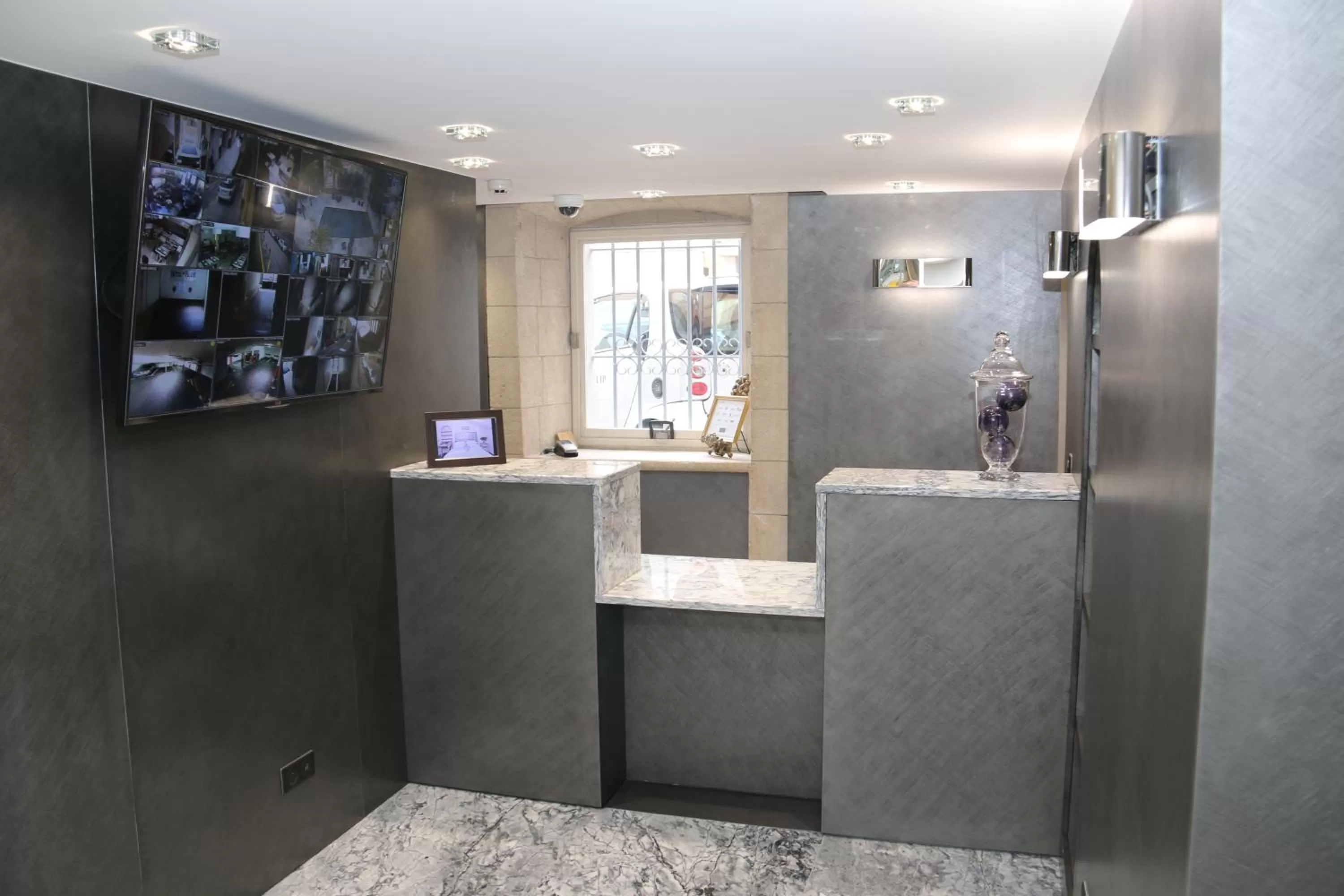 Lobby or reception in GOLDEN TULIP CANNES HOTEL de PARIS