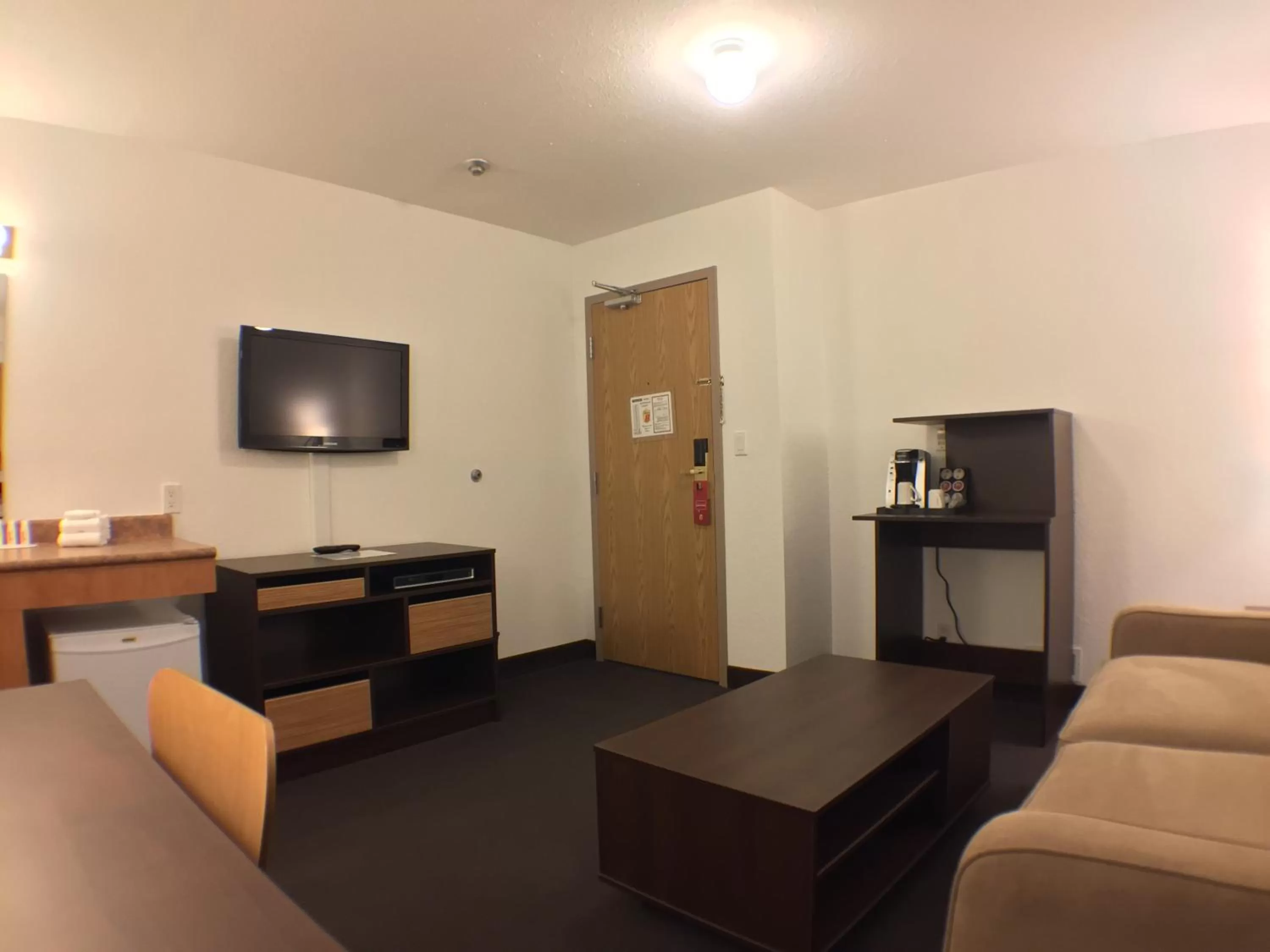 Photo of the whole room in Super 8 by Wyndham Kenora