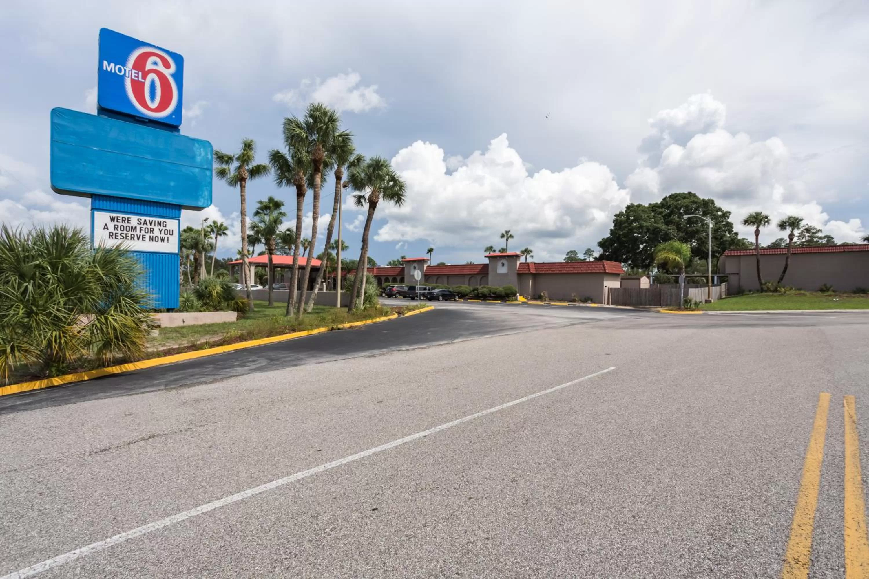Day in Motel 6-Spring Hill, FL - Weeki Wachee